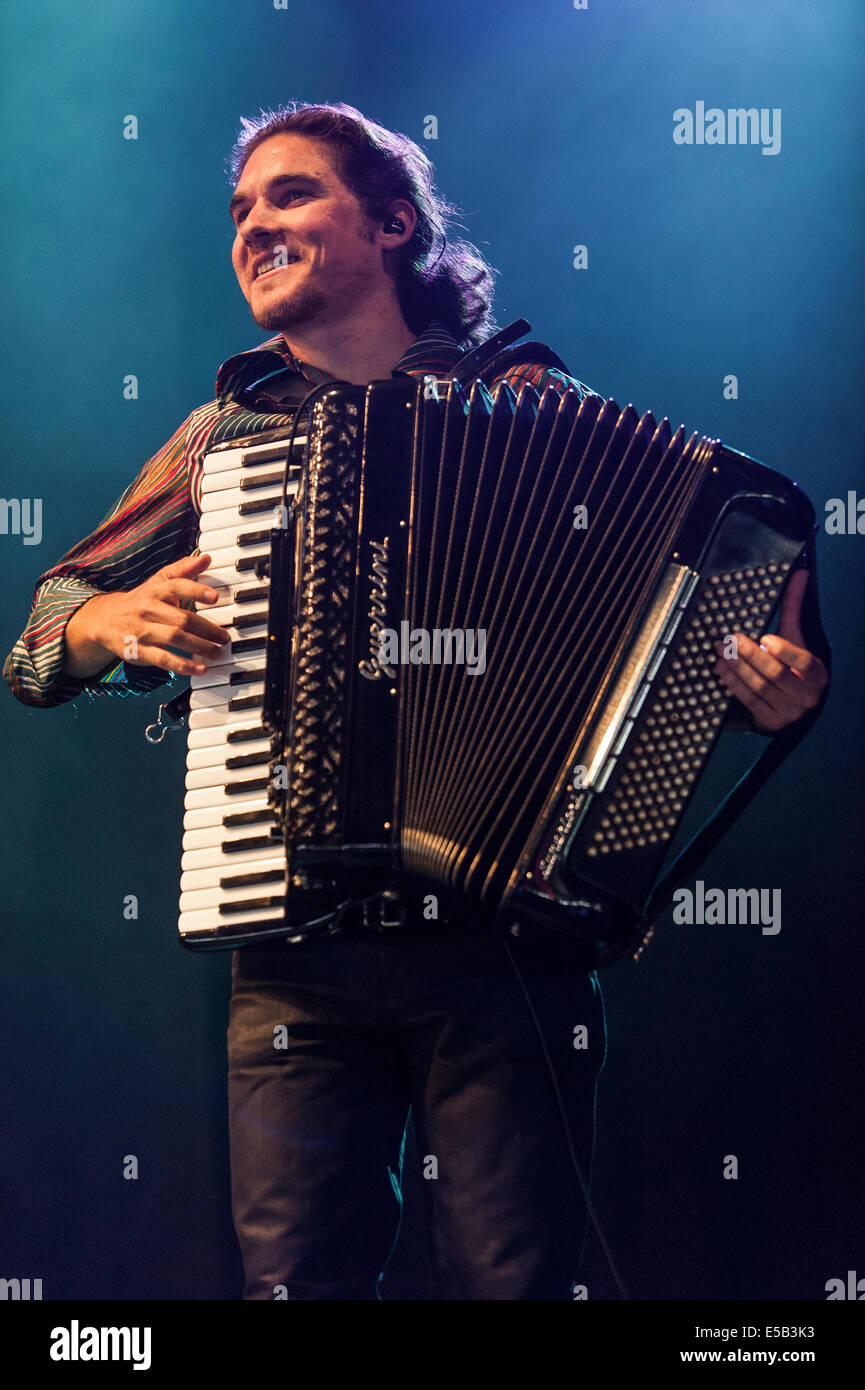 Charlton Park, UK. 25. Juli 2014. Söndörgő, eine fünf-köpfige ungarische Band, funktioniert im Siam-Zelt beim WOMAD Festival zu einer schwülen Masse. Beschrieben von Songlines Magazin als "eines der vielseitigsten und Eexciting Bands", diesem talentierten und Energietic Fünfer Tamburitza, mit das Zentralinstrument wird die Tambura - eine Mandoline-Syle gestochen Instrument spielen. Bildnachweis: Francesca Moore/Alamy Live-Nachrichten Stockfoto