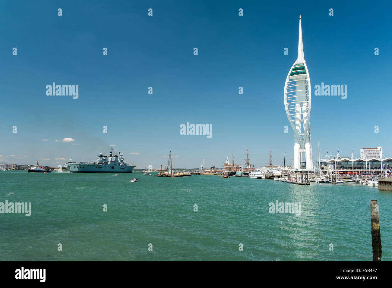 HMS Illustrious Ankunft in Portsmouth nach bestandener Spinnaker Tower. Stockfoto