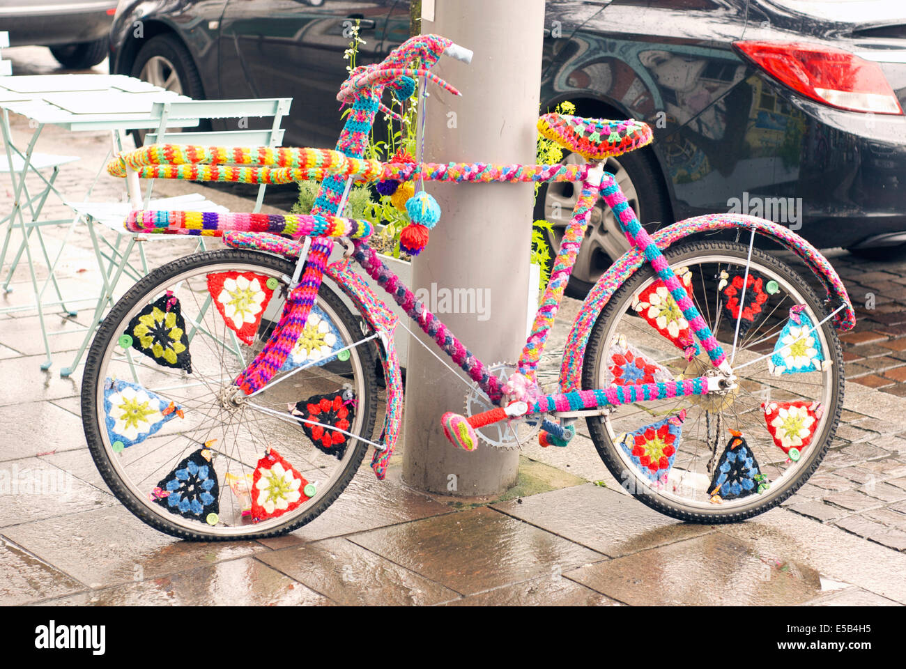 Ein Fahrrad in stricken oder Yarn bombing in Hoylake abgedeckt  Stockfotografie - Alamy