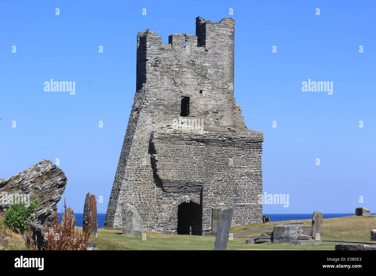 Aberystwyth Burg & Parkanlage mit dem Main tower Overlookig Cardigan bay Stockfoto