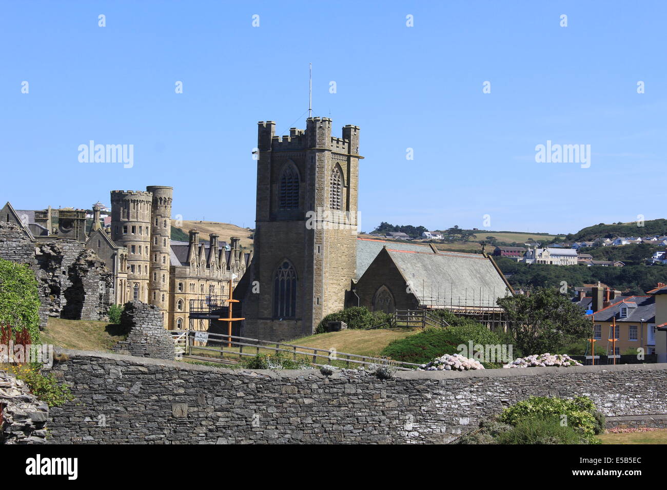 St. Michaels Kirche & alten Universität von Aberystwyth Burg gesehen Stockfoto