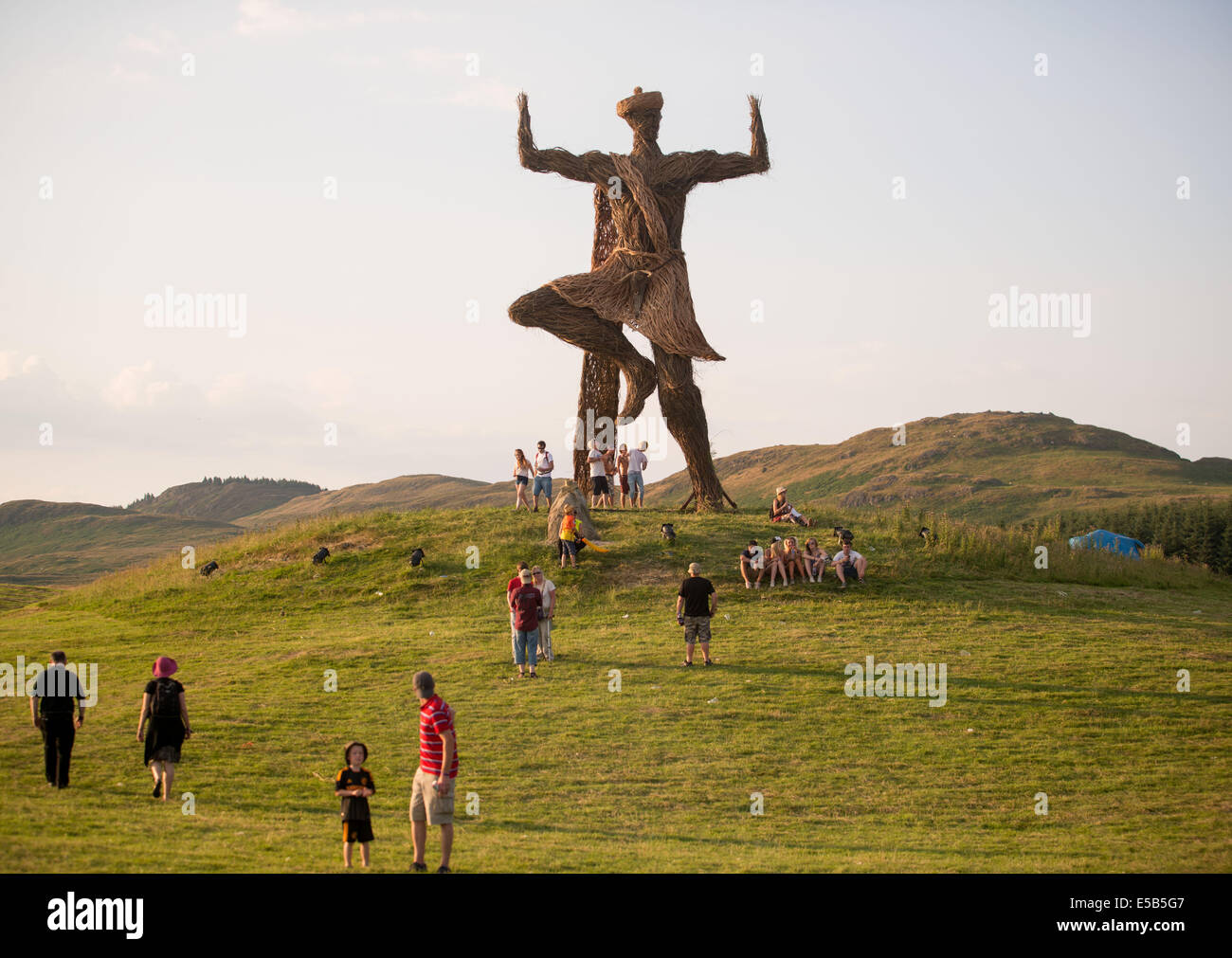 Dumfries, Scotland, UK. 25. Juli 2014. Festivalbesucher versammeln sich unter dem Weidenmanns am ersten Tag bei Dundrennan am 25. Juli 2014 in Dumfries, Großbritannien. Bildnachweis: Sam Kovak/Alamy Live-Nachrichten Stockfoto