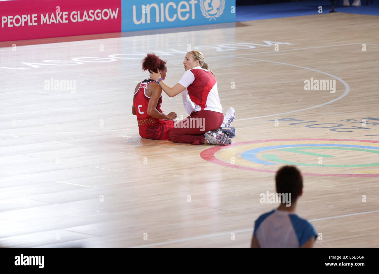 SECC, Glasgow, Schottland, Großbritannien, Samstag, Juli 2014. Die englische Spielerin Serena Guthrie wird während eines Vorläufigen Netball-Spiels bei den Commonwealth Games in Glasgow 2014 auf dem Spielfeld behandelt Stockfoto