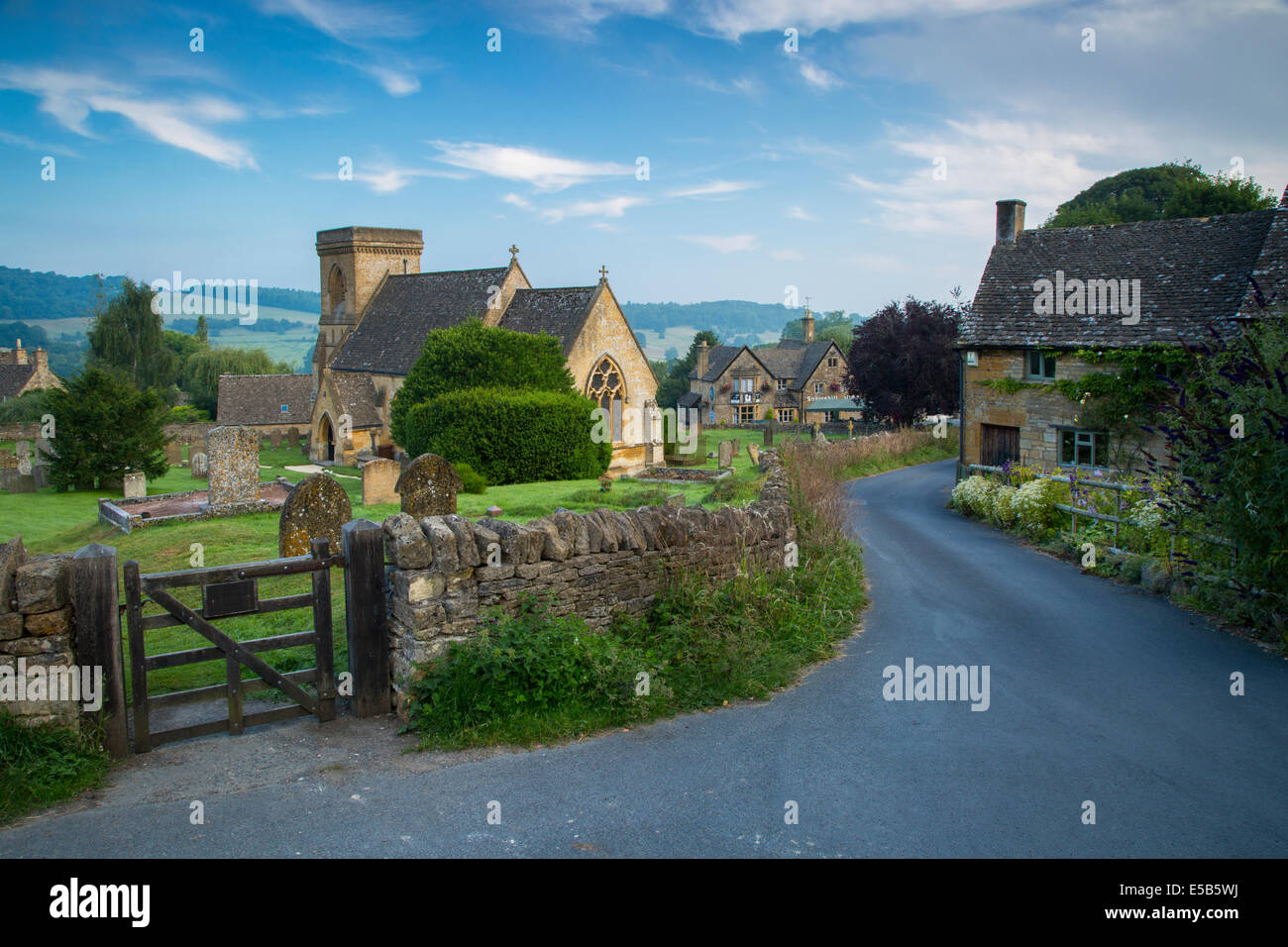 Am frühen Morgen über die Cotswolds Dorf Snowshill, Gloucestershire, England Stockfoto