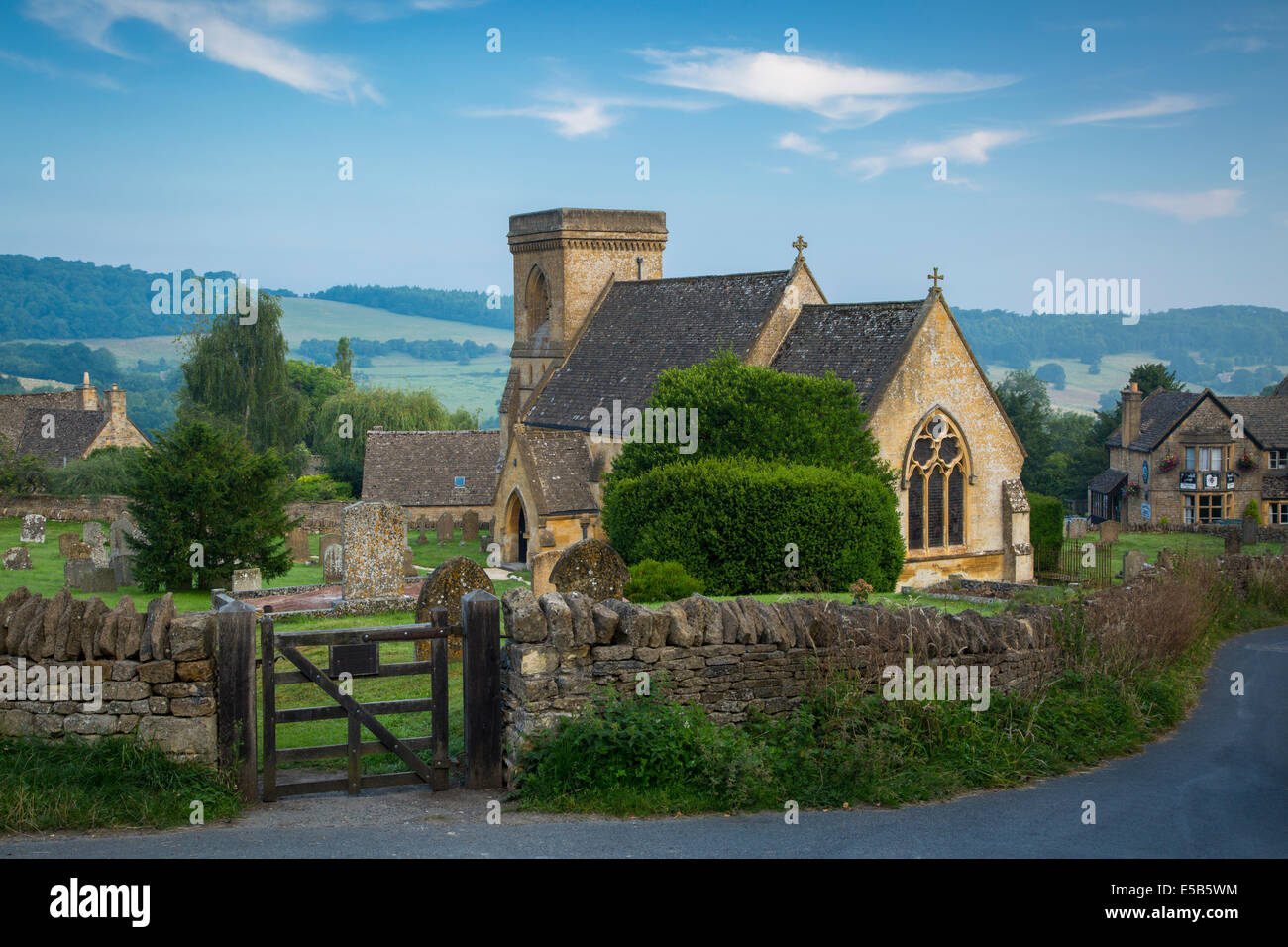 Am frühen Morgen über die Cotswolds Dorf Snowshill, Gloucestershire, England Stockfoto