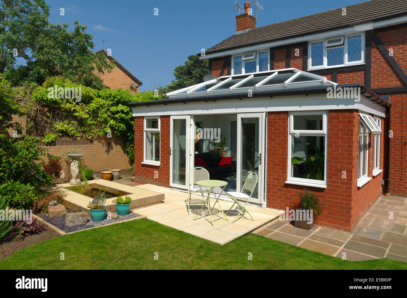 Orangerie Stil Wintergarten Außenansicht Hauptverbesserung mit Türen öffnen Stockfoto