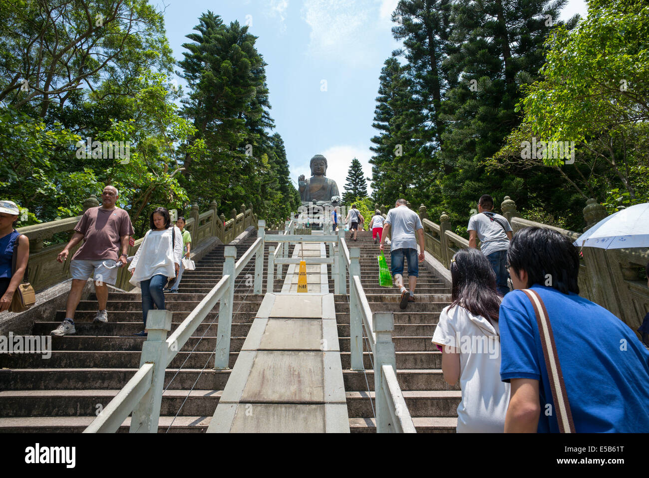 Die Big Budda auf Lantau Island an einem sonnigen Tag. Beliebt bei Touristen und Einheimischen. Stockfoto