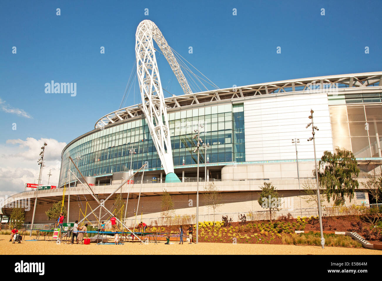 Das Bungee-Trampolin außerhalb Wembley-Stadion. Wembley, London, UK Stockfoto
