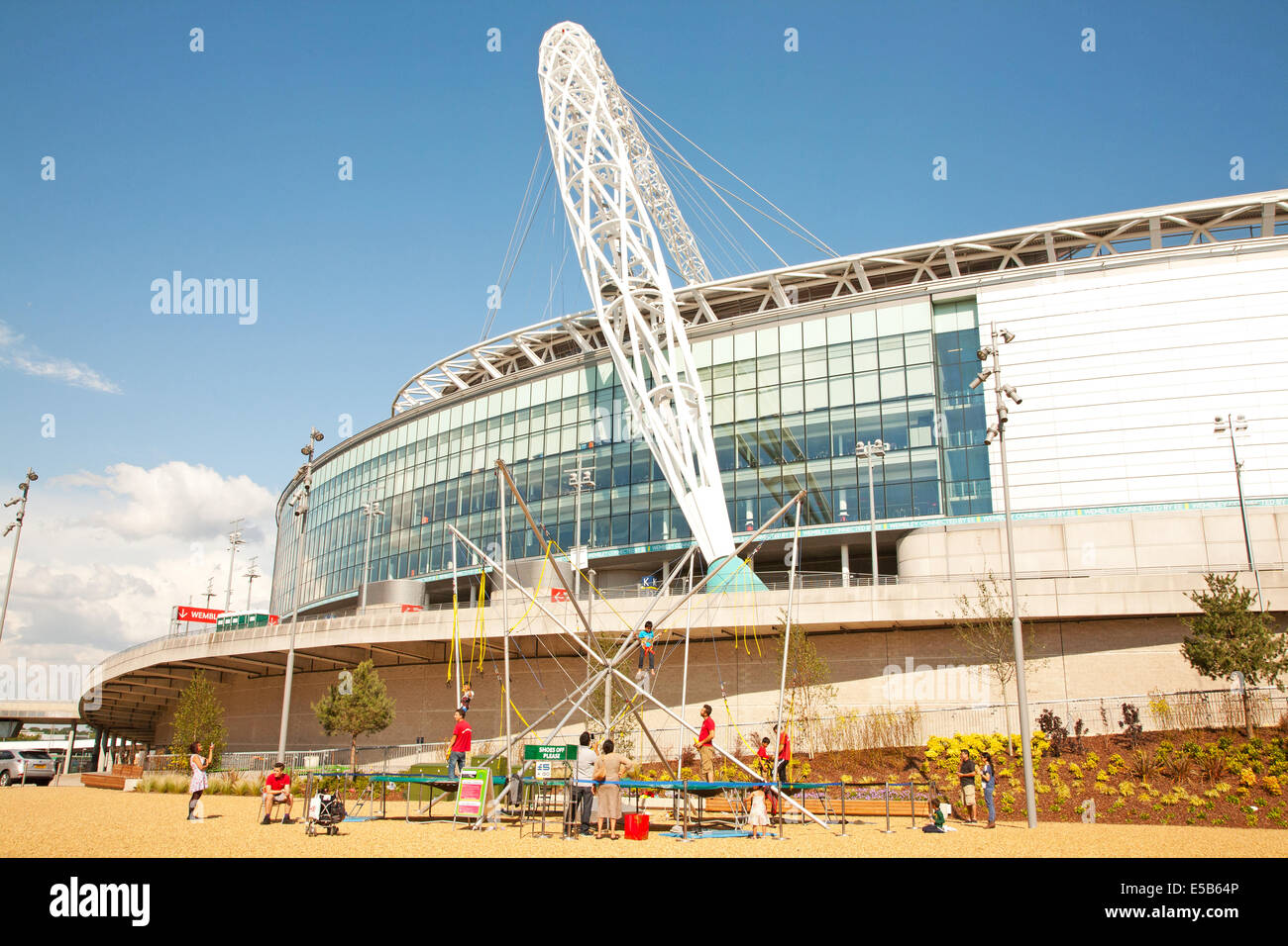 Das Bungee-Trampolin außerhalb Wembley-Stadion. Wembley, London, UK Stockfoto