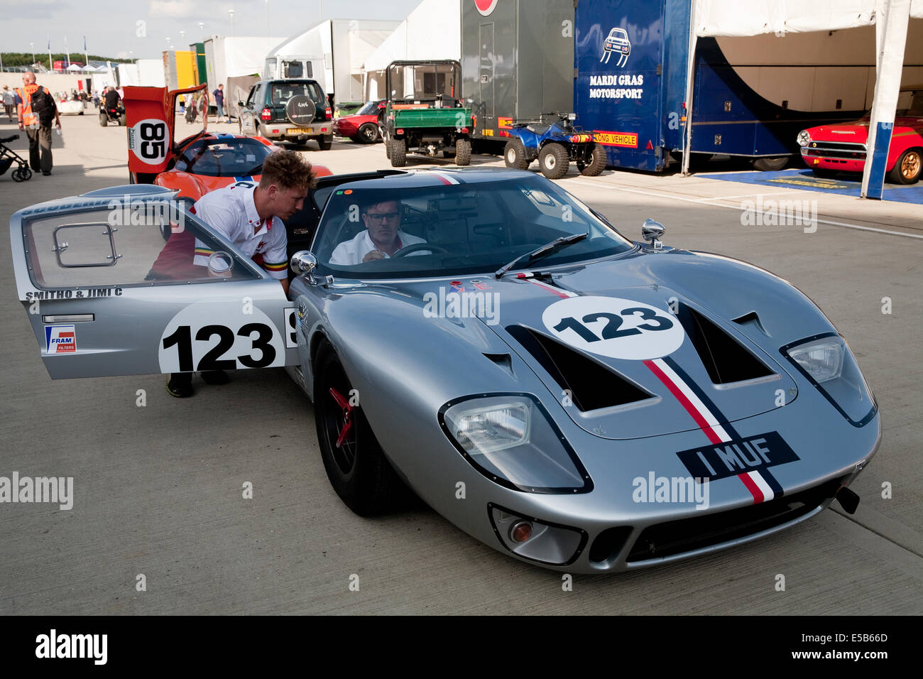 Towcester, UK. 25. Juli 2014. Warten in der Schlange vor dem Start des Rennens in Silverstone. Bildnachweis: Keith Larby/Alamy Live-Nachrichten Stockfoto