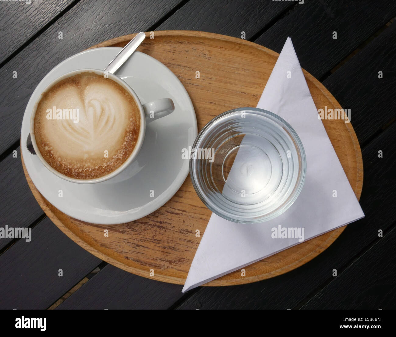 Kaffeetasse und Glas Wasser am Cafétisch für draußen, England Stockfoto
