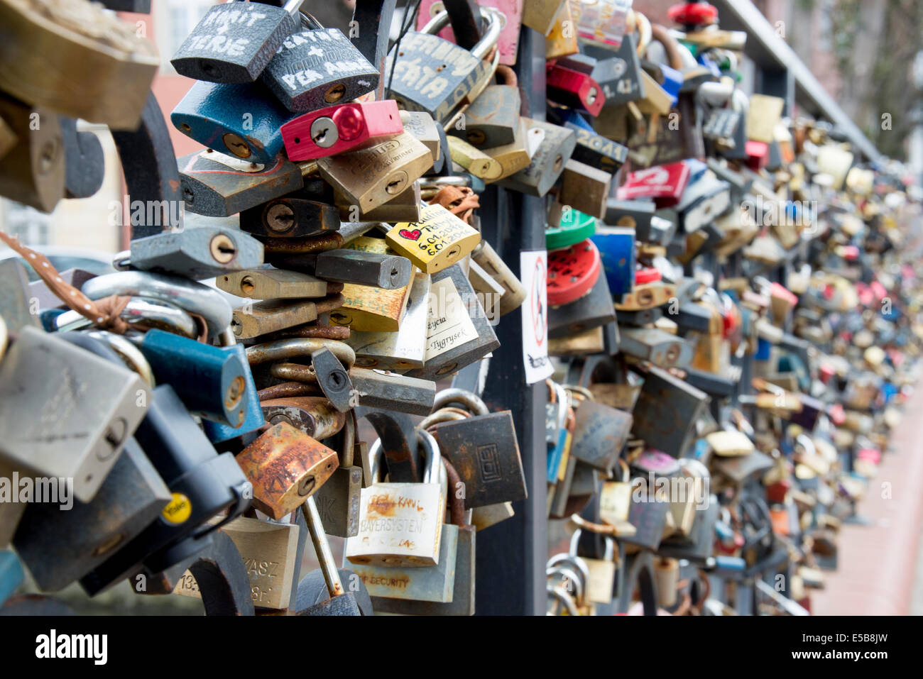 Liebesschlösser auf Certovka Kampa-Brücke in Prag Stockfoto