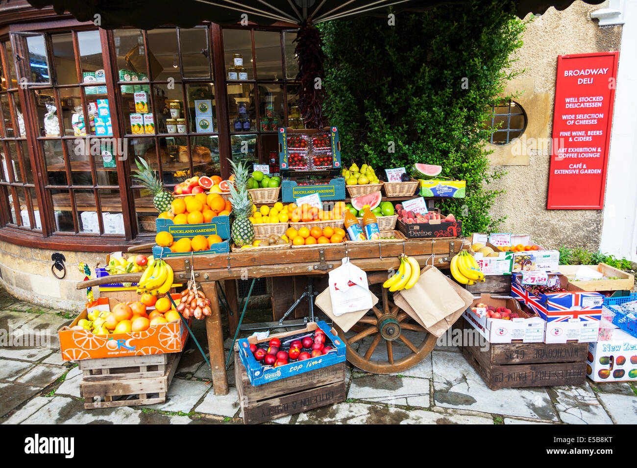 Obst Display Orangen Äpfel Birnen Pfirsiche Bananen Nektarinen Ananas Display Cart Shop Lebensmittelhändler Ladenfront Stockfoto