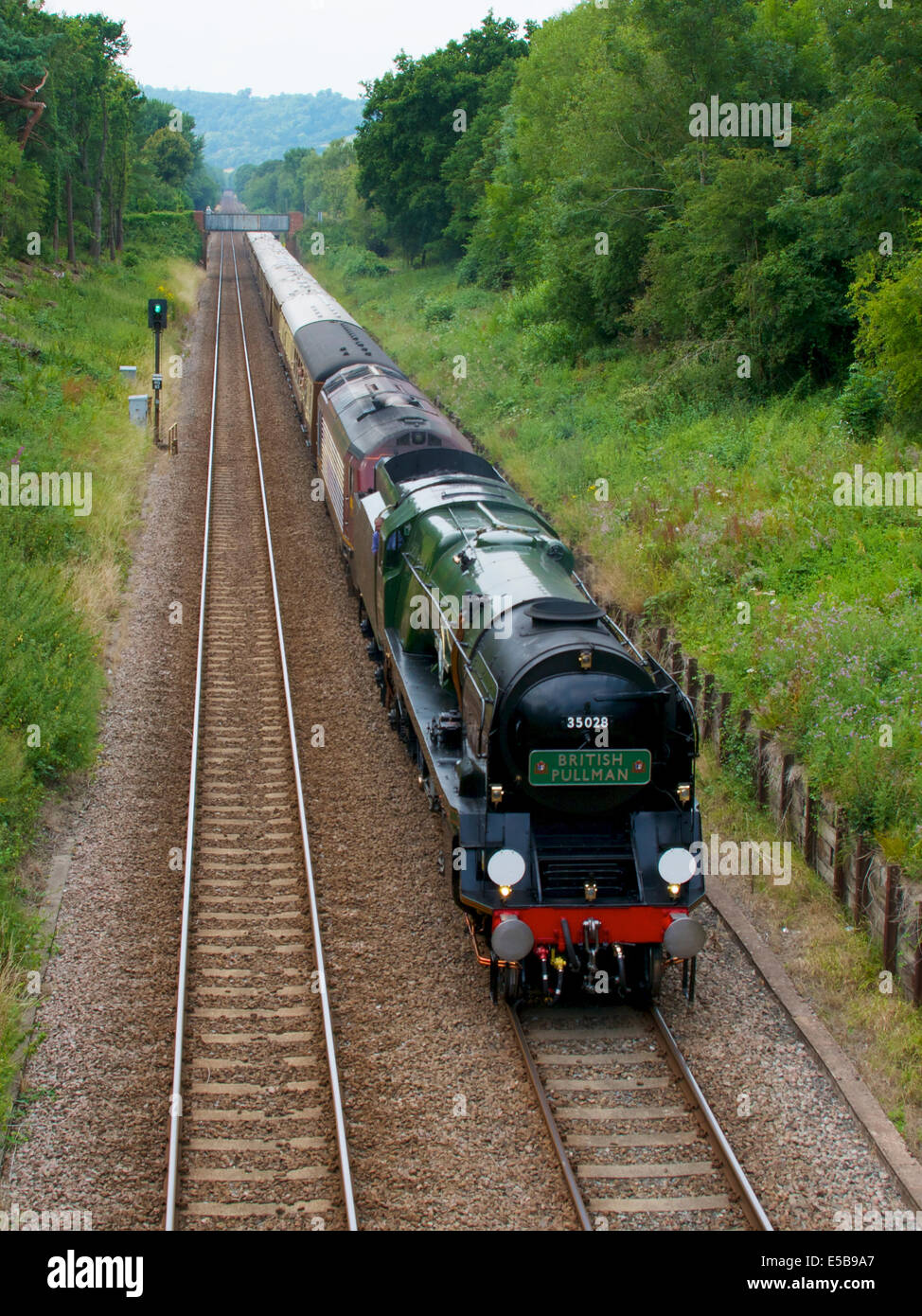 Reigate, Surrey, UK. 26. Juli 2014.  Die Belmond British Pullman VS Orient Express Steam Locomotive BR (S) Handelsmarine Clan Line Klasse 4-6-2 Nr. 35028 rast durch die Surrey Hills, 1455hrs Samstag, 26. Juli 2014 auf dem Weg nach London Victoria. Credit: Foto von Lindsay Constable / Alamy Live News Stockfoto