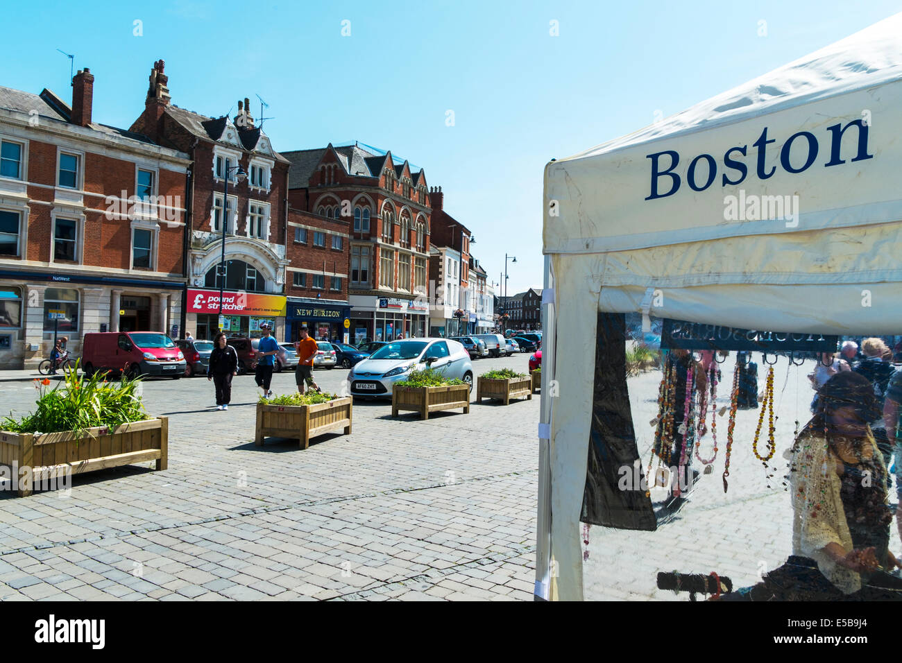 Boston-Stadt Zentrum Marktplatz Lincolnshire UK England Geschäfte Käufer außerhalb Sommer Stockfoto