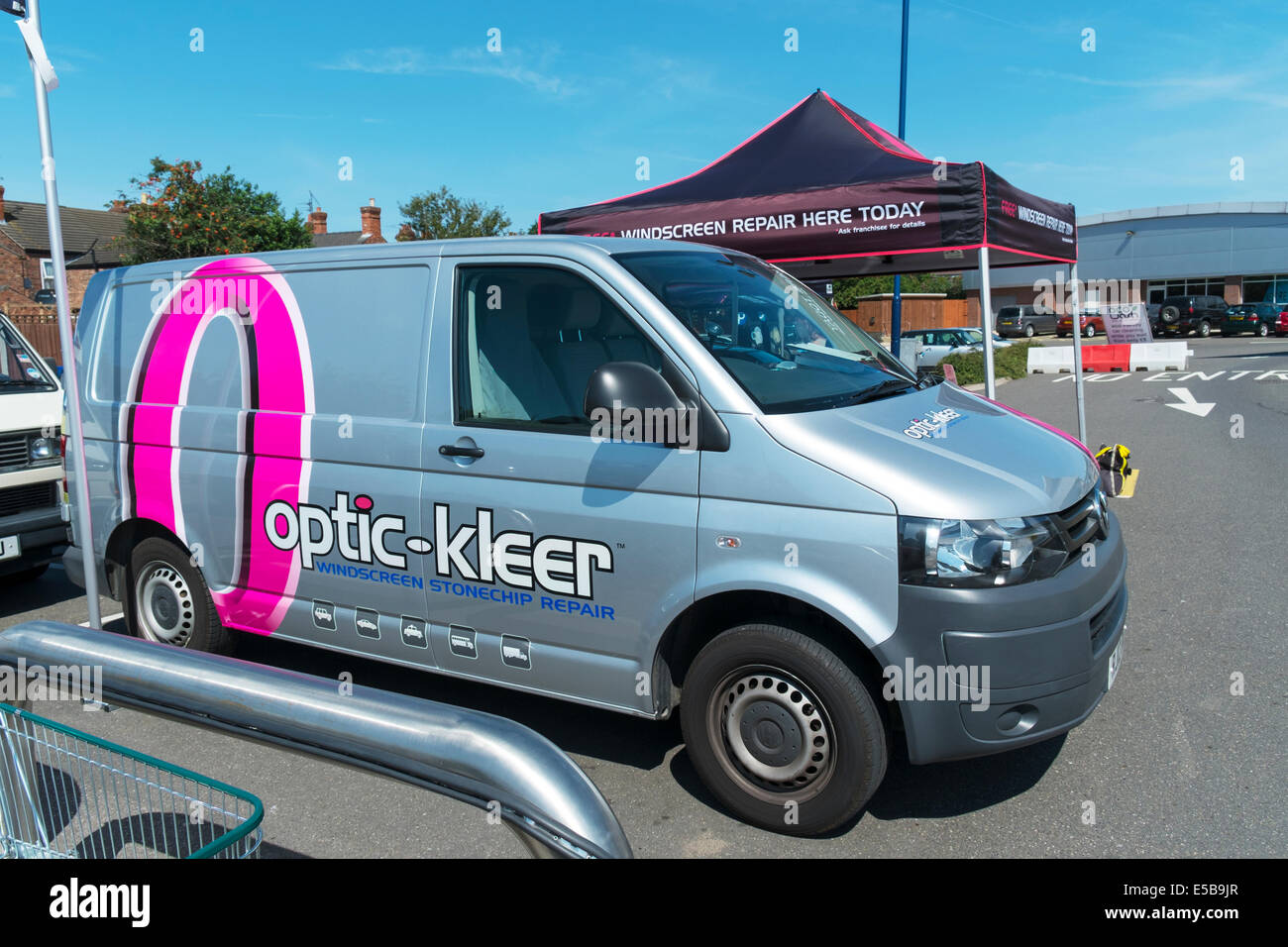 Windschutzscheibe Steinschlag Riss Reparatur Service Pannenhilfe arbeitet van Fahrzeug Stockfoto