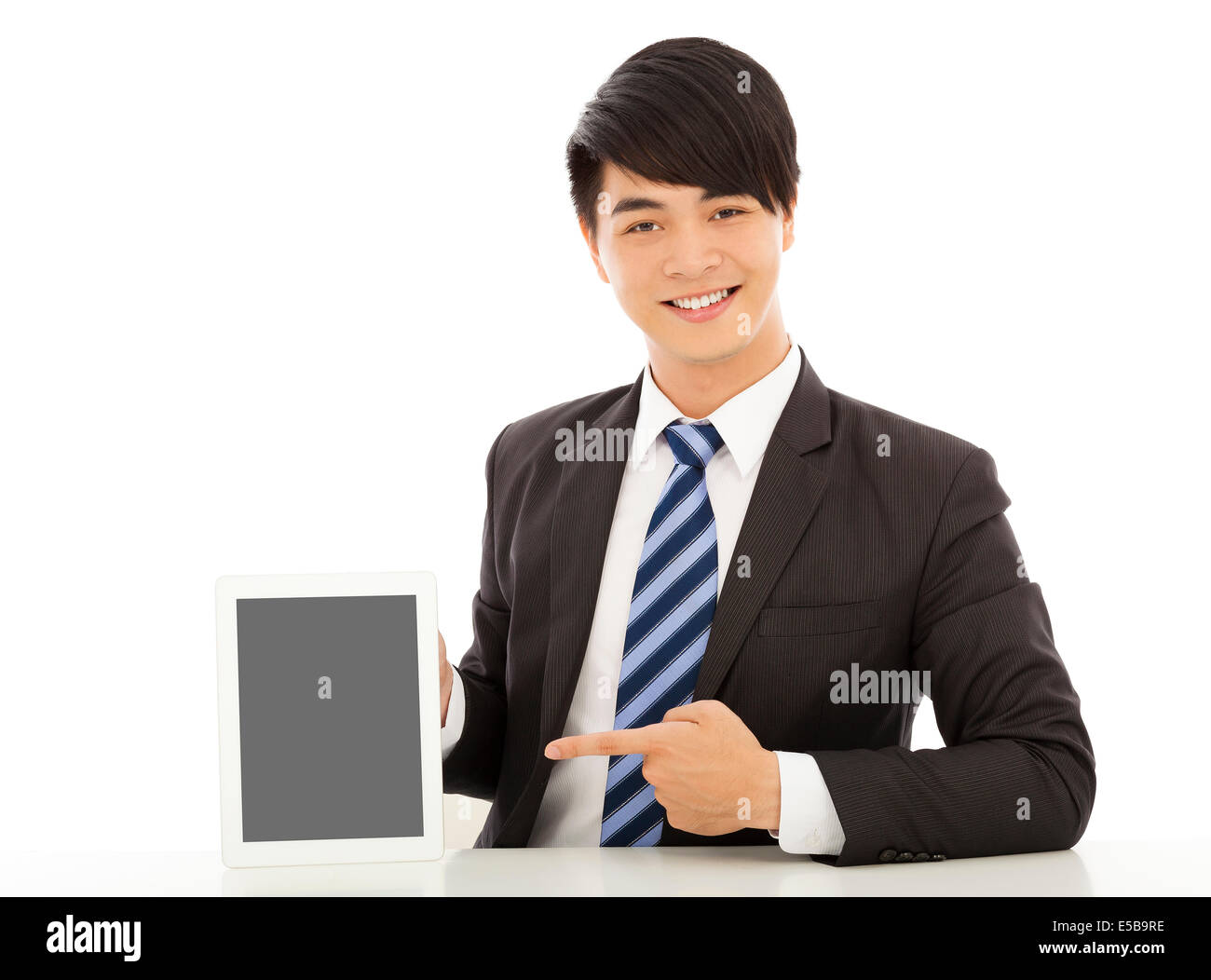 lächelnde junge Geschäftsmann zeigen eine Tablette Stockfoto