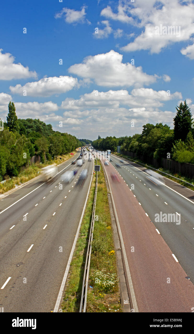 Slow-Shutter Speed Foto von der Autobahn M3 durch Camberley Stockfoto