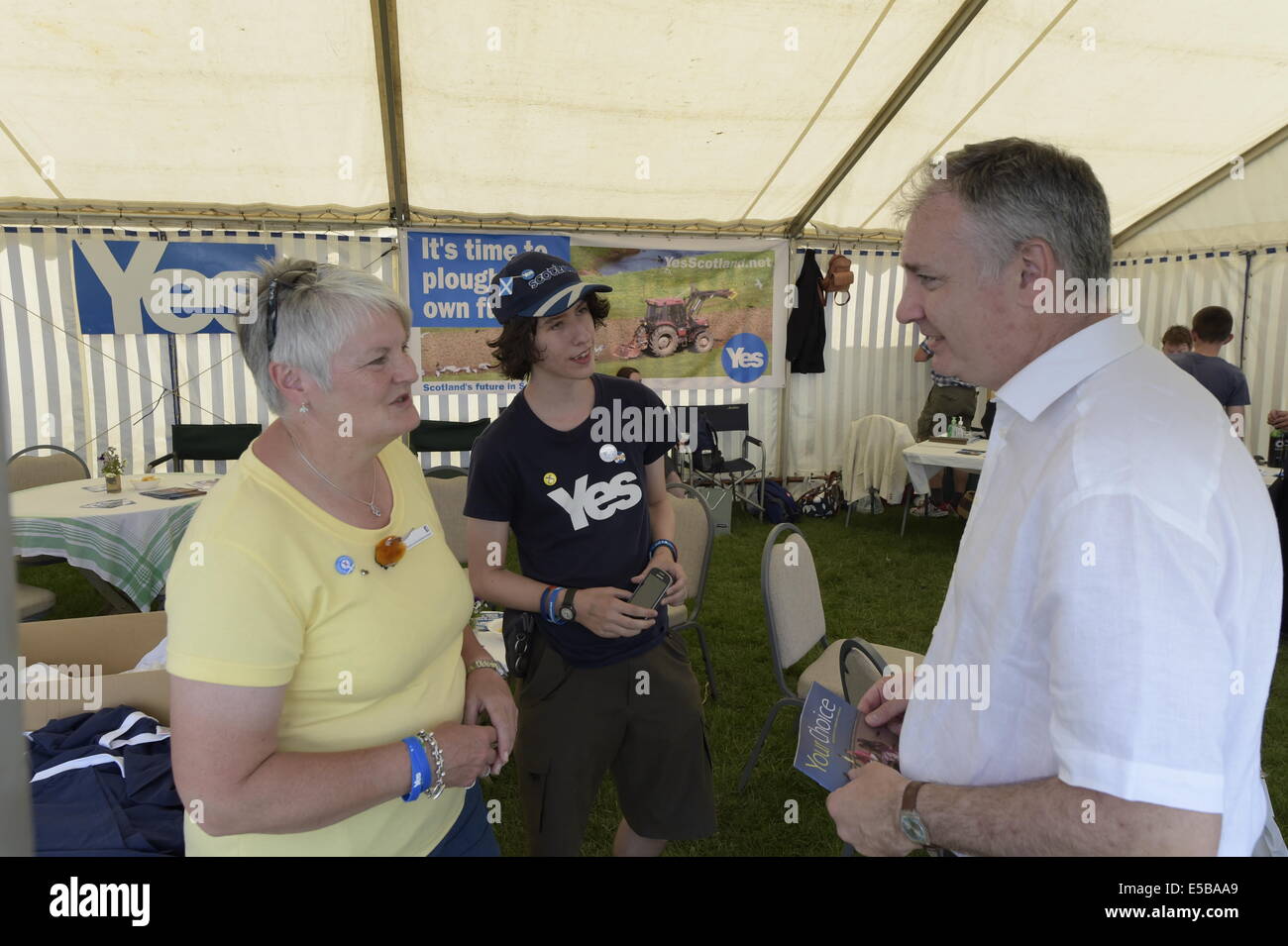 Kelso, UK. 26. Juli 2014. Grenze Union landwirtschaftliche zeigen 2014 Richard Lochhead, Schrank-Sekretärin für die ländliche Entwicklung und Umwelt plaudert mit Ja-Kampagne Unterstützer während seines Besuchs in der Grenzen Premiere Landwirtschaft und Landschaft zeigen, in Kelso Austragungsort der Springwood Showground statt, ein starkes Publikum genossen herrlichen Sonnenschein und viele Land- und Reitsport stellt Rob Gray/Alamy Live News Stockfoto