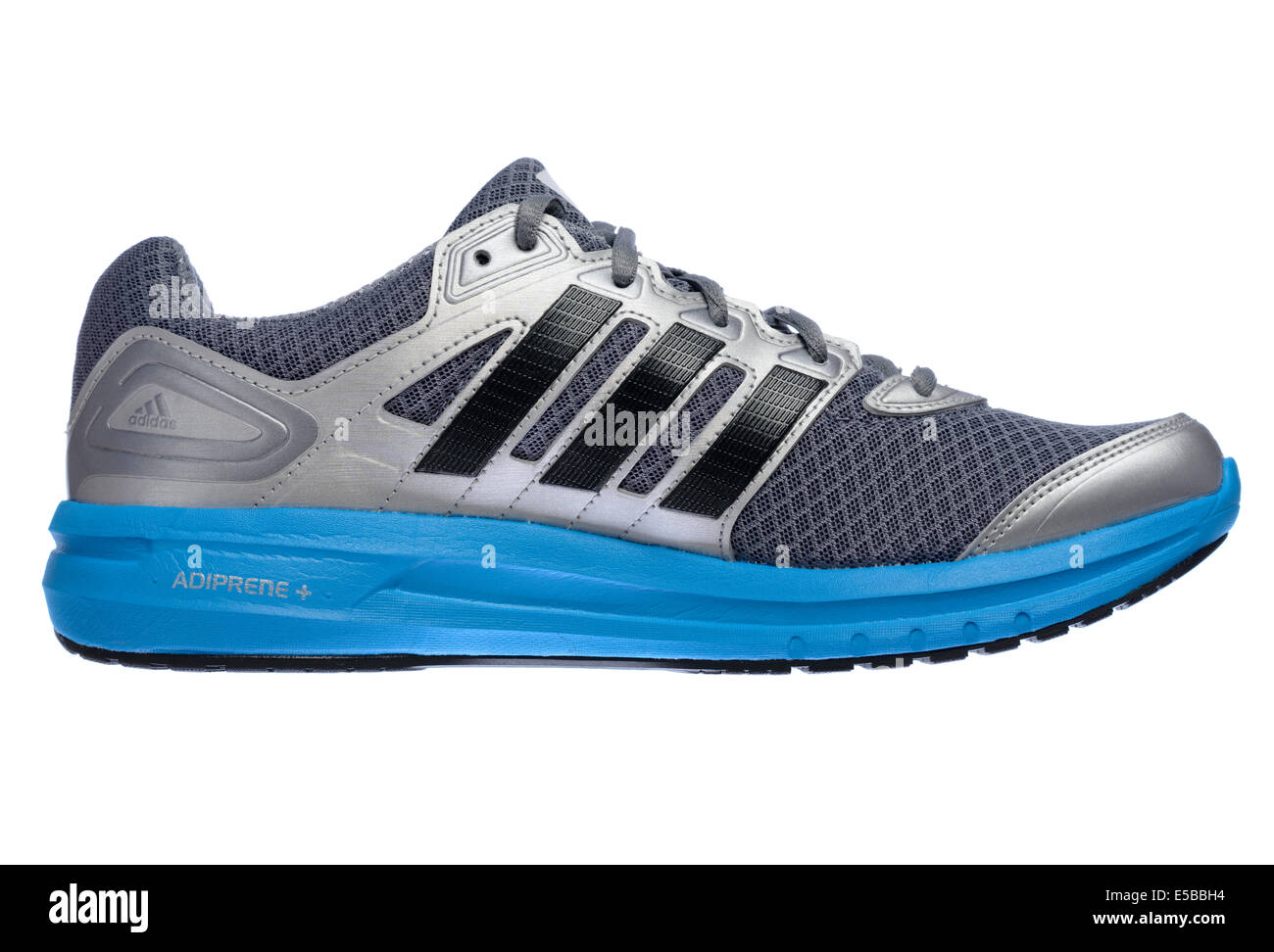 Seitliche Ansicht von Silber und blau Adidas Laufschuh isoliert auf weißem  Hintergrund ausschneiden Stockfotografie - Alamy