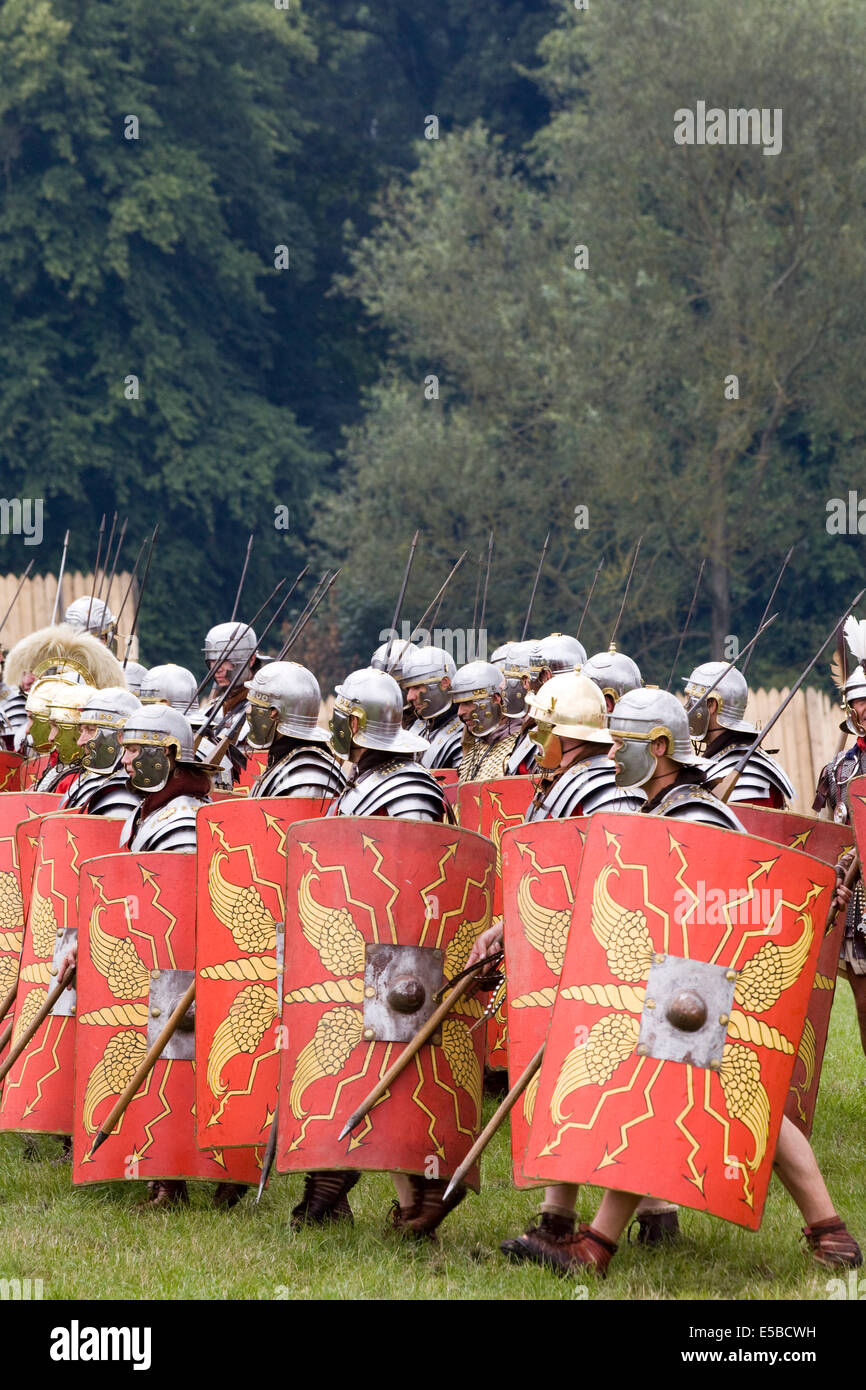 Die römische Legion Armee marschiert in die Schlacht bei reenactment Stockfoto