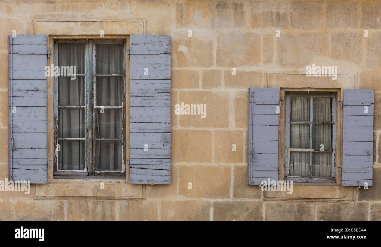 Ein großes Fenster und ein kleines Fenster mit blauen Fensterläden Stockfoto Ein großes Fenster und ein kleines Fenster mit blauen Fensterläden Stockfoto