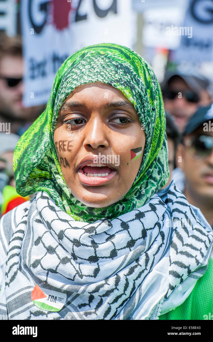 London, UK. 26. Juli 2014. Das "Massaker" in Gaza Protest zu stoppen. Eine Demonstration von genannt: stoppen Sie die Krieg-Koalition, Palestine Solidarity Campaign Kampagne für nukleare Abrüstung, Freunde der Al Aqsa, britische Muslim Initiative, Muslim Association of Britain, palästinensische Forum in Großbritannien. Sie bei der israelischen Botschaft montiert und marschierten zum Parlament. Sie forderten "Israels Bombardierung und Tötung, jetzt und für David Cameron zu stoppen, Unterstützung der israelischen Kriegsverbrechen zu stoppen". London, 26. Juli 2014. Bildnachweis: Guy Bell/Alamy Live-Nachrichten Stockfoto