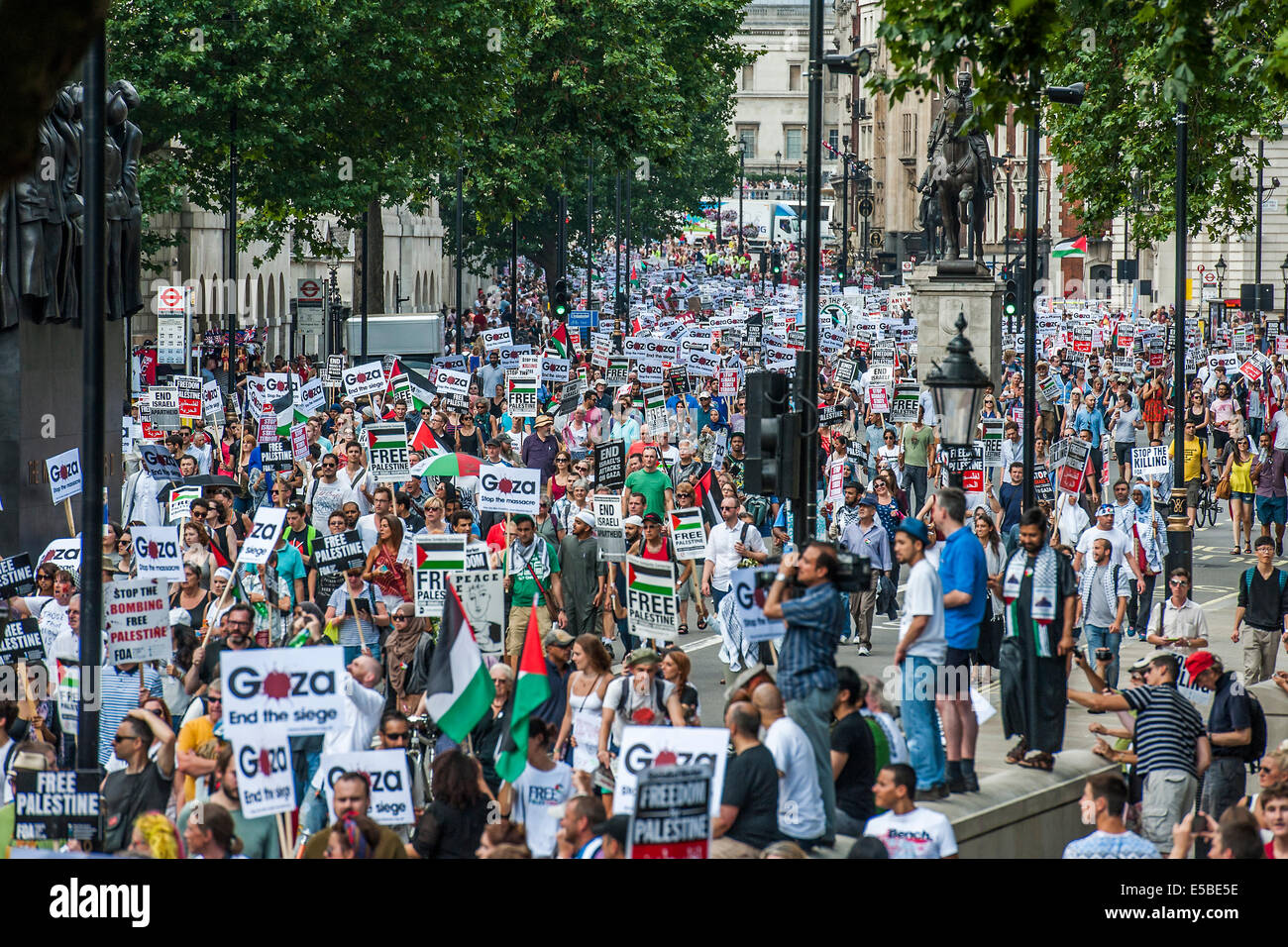 London, UK. 26. Juli 2014. Der Marsch geht Downing Street. Das "Massaker" in Gaza Protest zu stoppen. Eine Demonstration von genannt: stoppen Sie die Krieg-Koalition, Palestine Solidarity Campaign Kampagne für nukleare Abrüstung, Freunde der Al Aqsa, britische Muslim Initiative, Muslim Association of Britain, palästinensische Forum in Großbritannien. Sie bei der israelischen Botschaft montiert und marschierten zum Parlament. Sie forderten "Israels Bombardierung und Tötung, jetzt und für David Cameron zu stoppen, Unterstützung der israelischen Kriegsverbrechen zu stoppen". London, 26. Juli 2014. Bildnachweis: Guy Bell/Alamy Live-Nachrichten Stockfoto