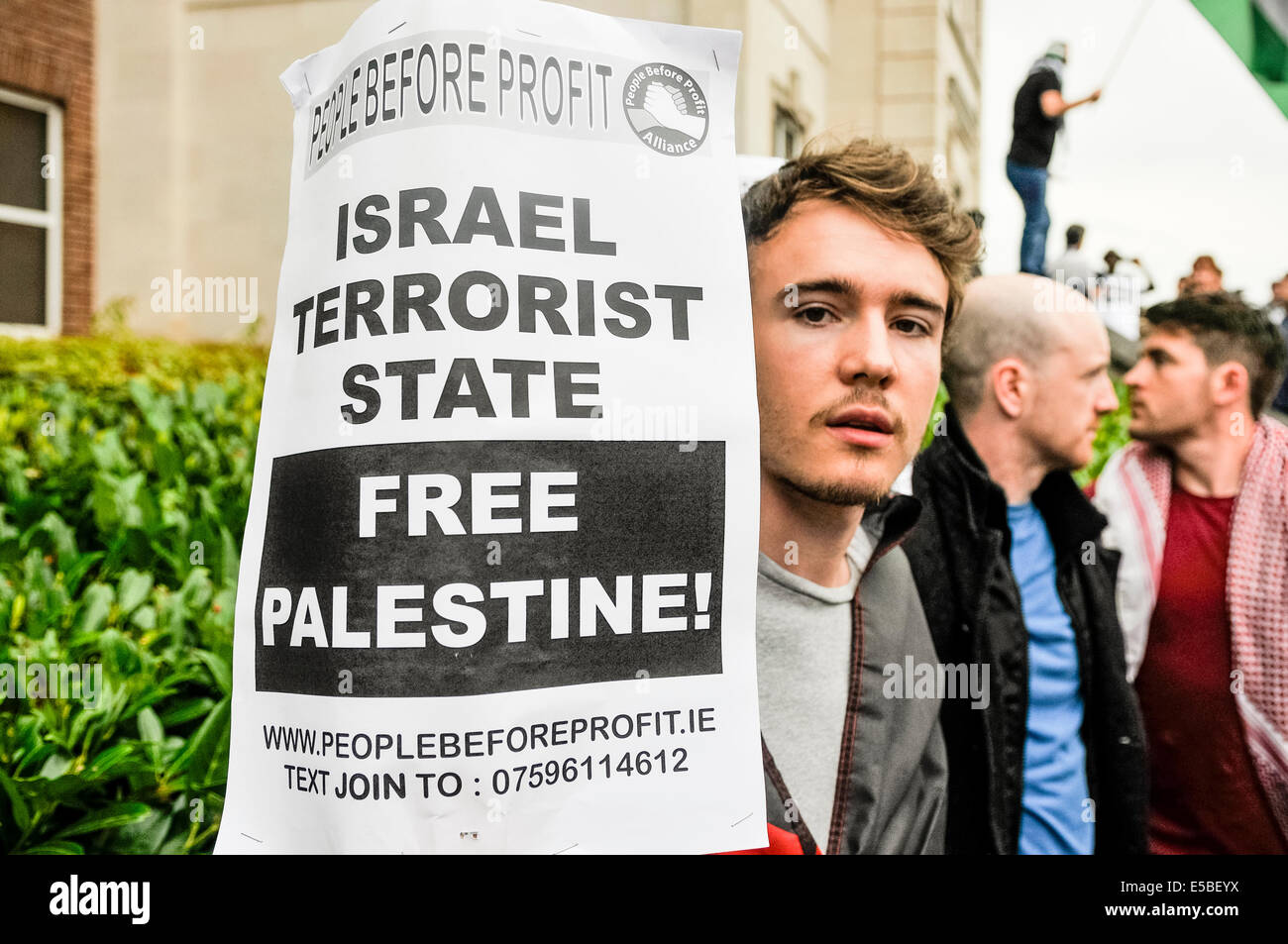 Belfast, Nordirland. 26. Juli 2014 - ein Mann hält ein Plakat-Sprichwort "terroristischen Staat Israel.  Freie Palästina! " Bildnachweis: Stephen Barnes/Alamy Live-Nachrichten Stockfoto