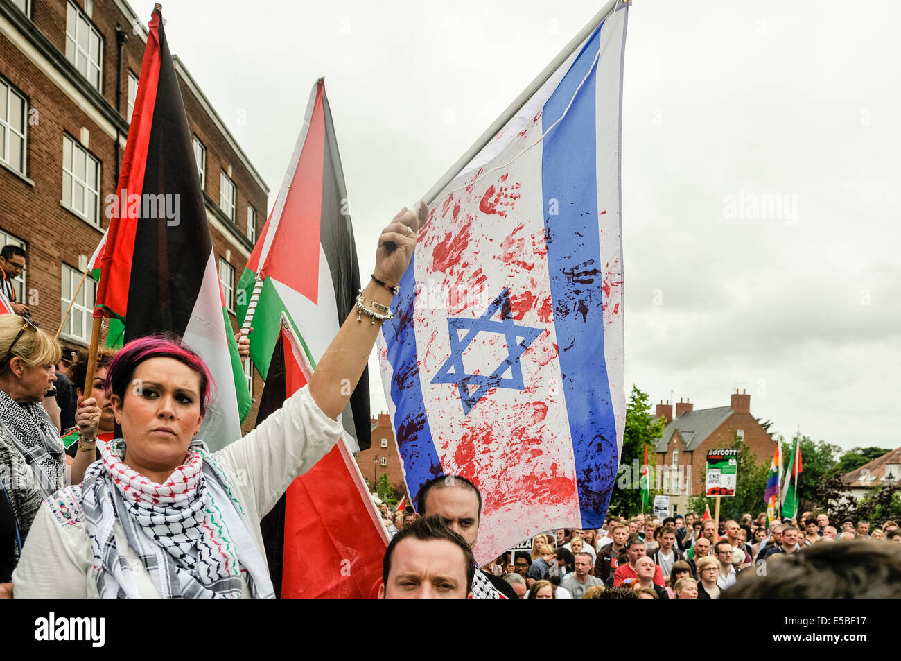 Belfast, Nordirland. 26. Juli 2014 - winkt eine junge Dame eine israelische Flagge die rote Handabdrücke drauf als Symbol für Blutflecken hat. Bildnachweis: Stephen Barnes/Alamy Live-Nachrichten Stockfoto