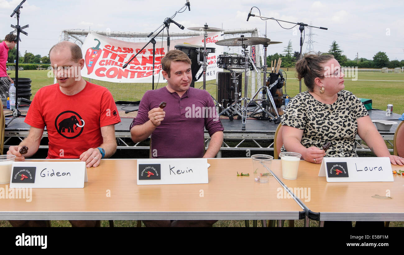 Bushey, Hertfordshire, UK, 27. Juli 2014 - The Awesome Hertfordshire Chilli Fiesta 2014 angezogen Chili lieben Besucher.  Mehrere Beteiligte in einer Chili-Wettessen mit jeder Runde bestehend aus Essen eine rohe Chili Wärme zu erhöhen.  Im Bild: Kandidat Gideon, Kevin und Laura waren die restlichen drei. Bildnachweis: Stephen Chung/Alamy Live-Nachrichten Stockfoto