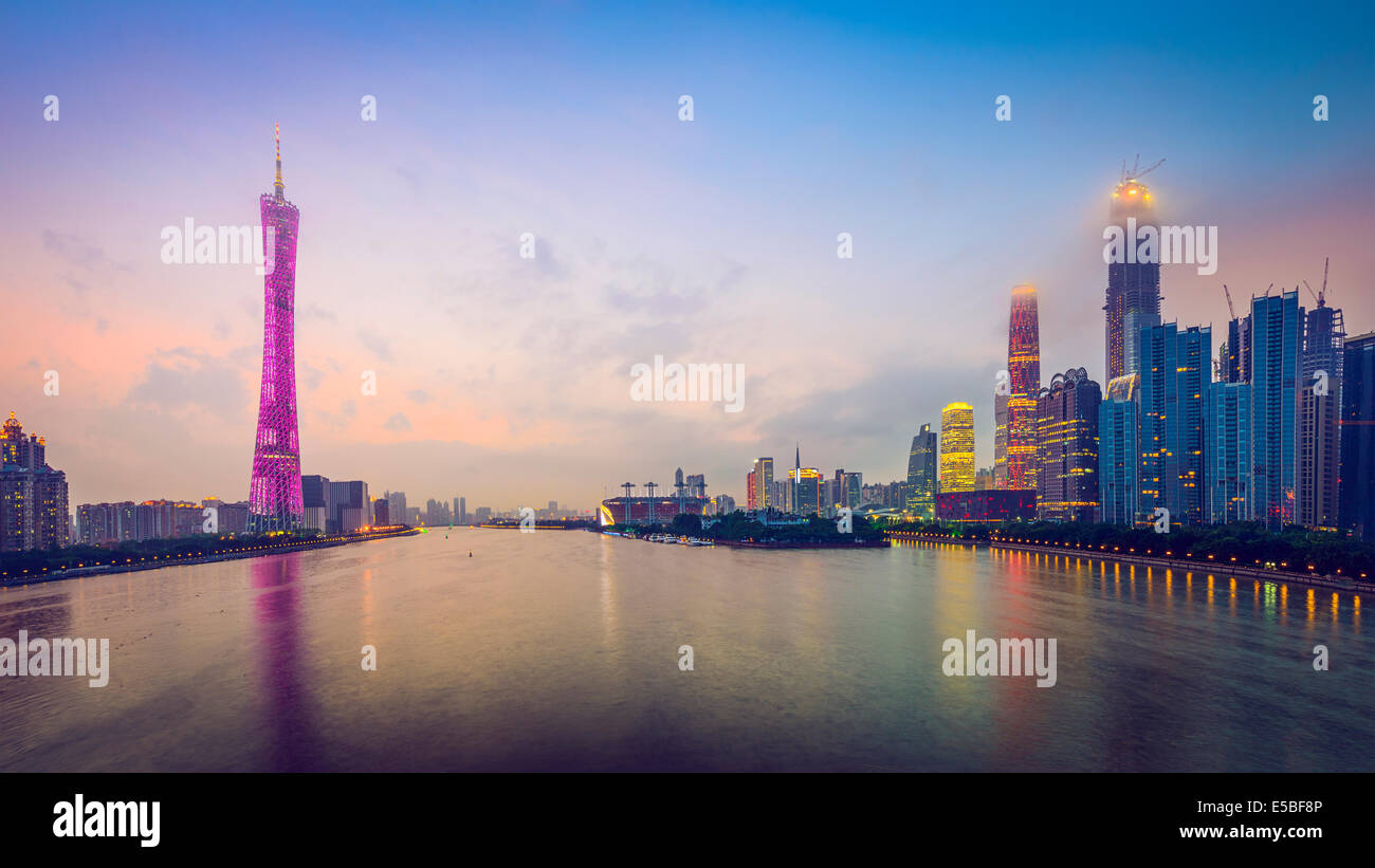 Guangzhou, China Stadt Skyline Panorama über den Perlfluss. Stockfoto