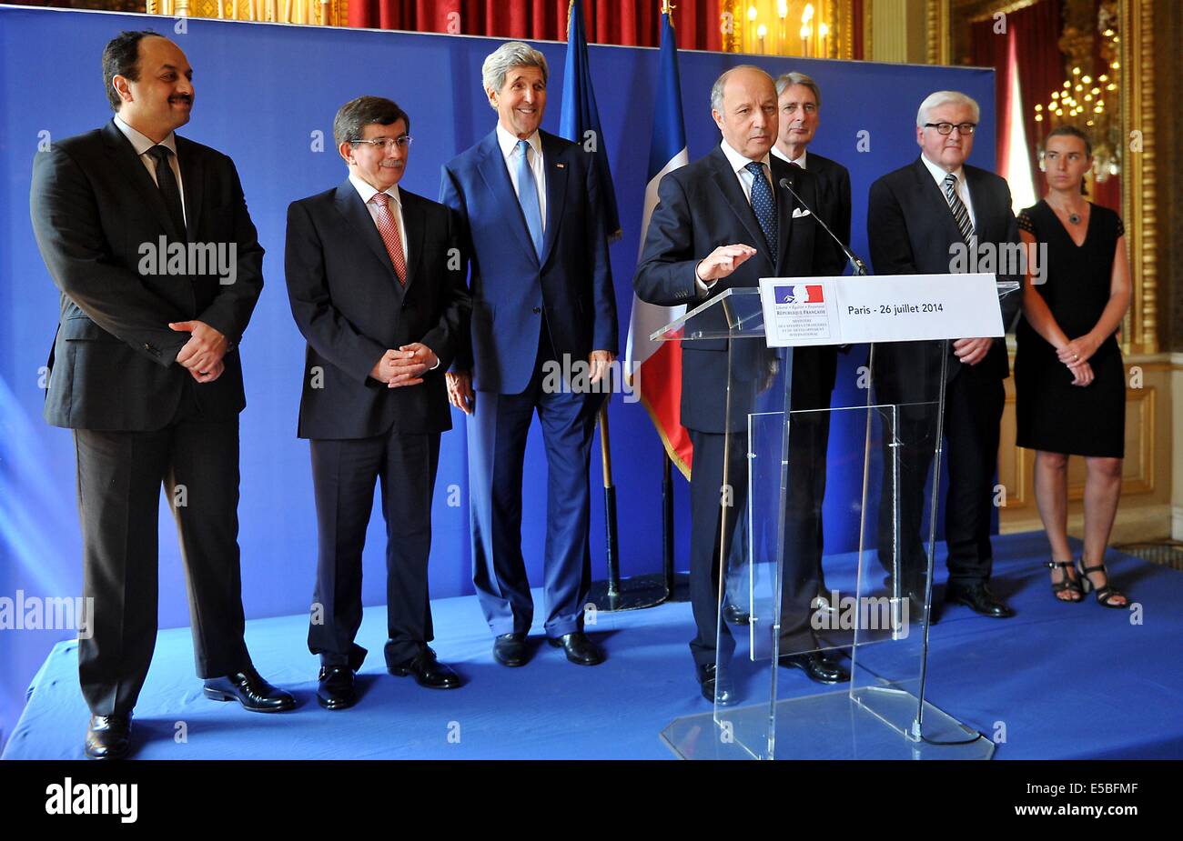 (140726)--PARIS, 26. Juli 2014 (Xinhua)--katarischen Außenminister Khaled bin Mohammad Al-Attiyah, der türkische Außenminister Ahmet Davutoglu, US-Außenminister John Kerry, der französische Außenminister Laurent Fabius, britische Außenminister Philip Hammond, der deutsche Außenminister Frank-Walter Steinmeier und italienische Außenminister Federica Mogherini(From L to R) an einer Pressekonferenz in Paris, Frankreich, am 26. Juli 2014. Oberste Diplomaten an einer internationalen Konferenz hier am Samstag forderte eine Verlängerung einer 12-stündigen Waffenruhe zwischen Israel und den palästinensischen bewaffneten Gruppen Stockfoto