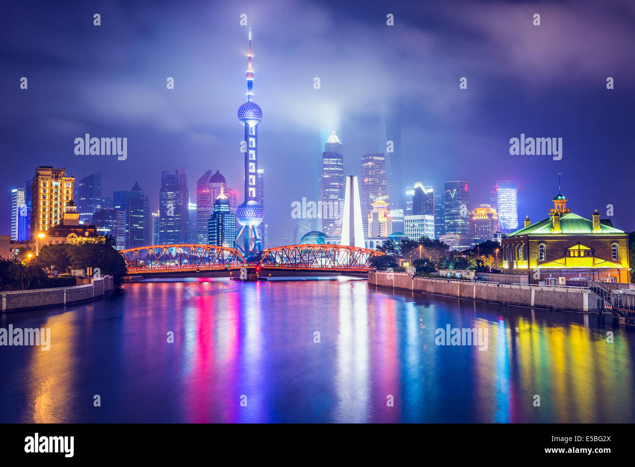 Shanghai, China-Blick auf den financial District. Stockfoto