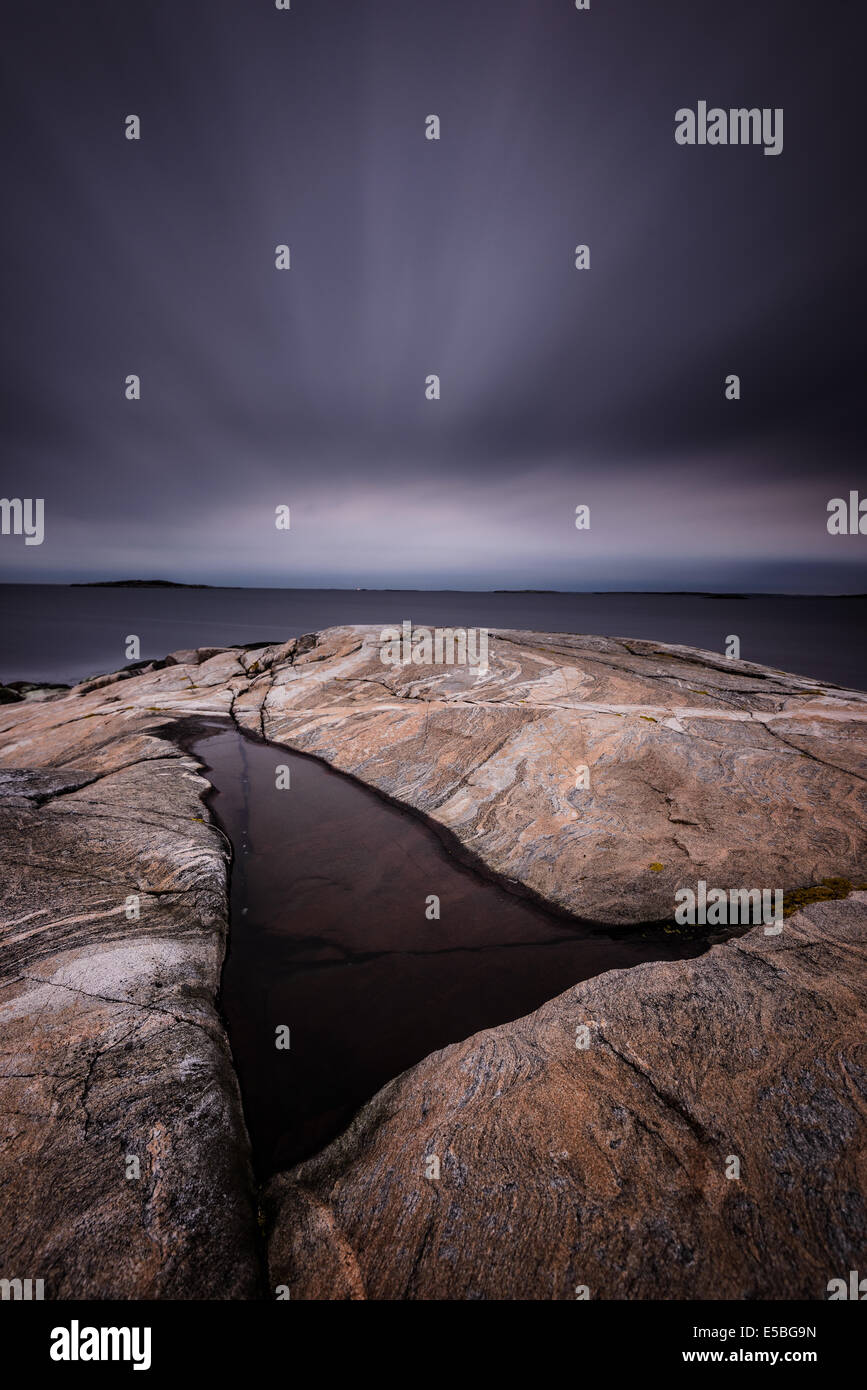 Nahaufnahme des dramatischen Himmel und ruhiger See-rock Stockfoto