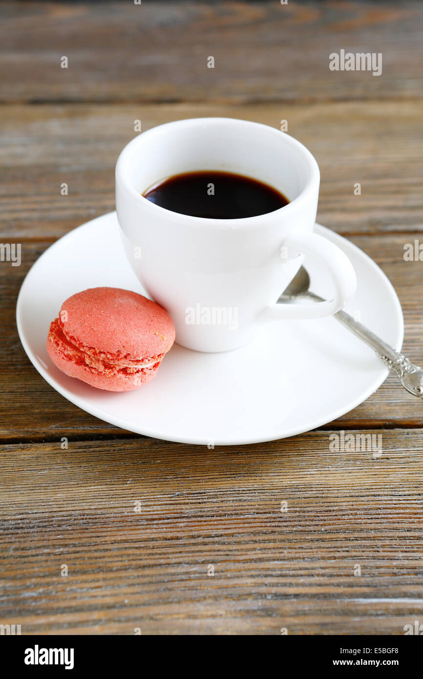 Milchkaffee Tasse und rosa Makronen, Essen Nahaufnahme Stockfoto