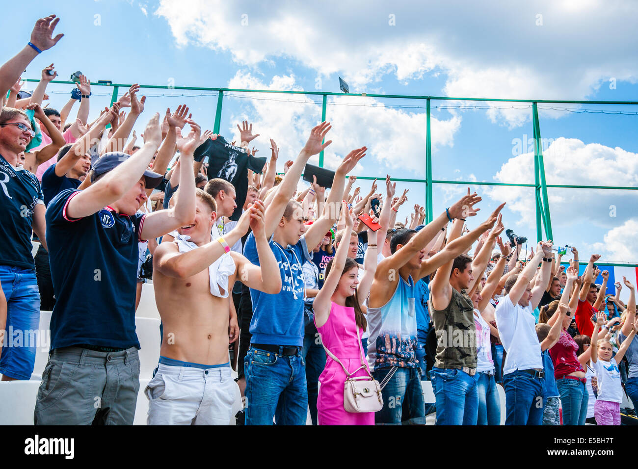 Moskau, Russland. 26. Juli 2014. Moskau City Spiele 2014 Sportfest fand an der Olympischen Sport komplexe Luzhniky in Moskau. Das Ziel der Veranstaltung ist nicht nur zur öffentlichen Unterhaltung aber Training Straße Übungen, Aufmerksamkeit des Menschen zum Sport, zum Beispiel und Errungenschaften in Extremsportarten zu demonstrieren, sowie aktiven und gesunden Lebensweise unter Jugendlichen und Senioren, gesunde und behinderte Menschen zu fördern. Internationalen Wettbewerb Training und lokalen Übungen. Zuschauer. Bildnachweis: Alex Bilder/Alamy Live-Nachrichten Stockfoto