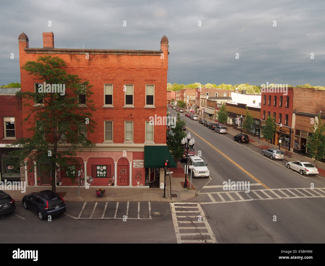 Kreuzung von Herbst und State Street bei Sonnenuntergang in Seneca Falls, NY, USA, 14. Juni 2014, © Katharine Andriotis Stockfoto