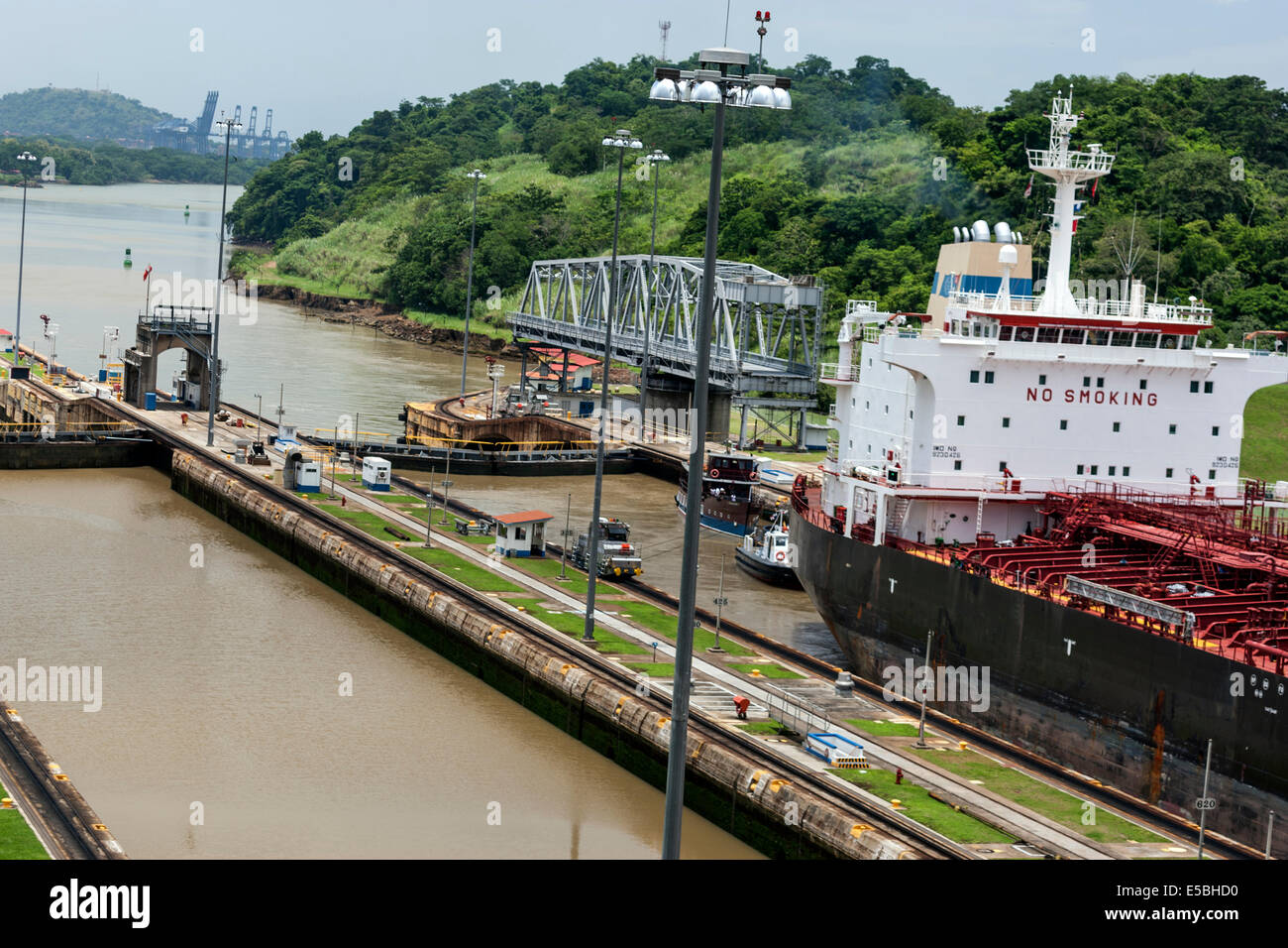 Lobelia Frachtschiff unter Senegal Fahne in Miraflores-Schleusen und Schleppern in Miraflores-Schleuse, Panama-Kanal Stockfoto