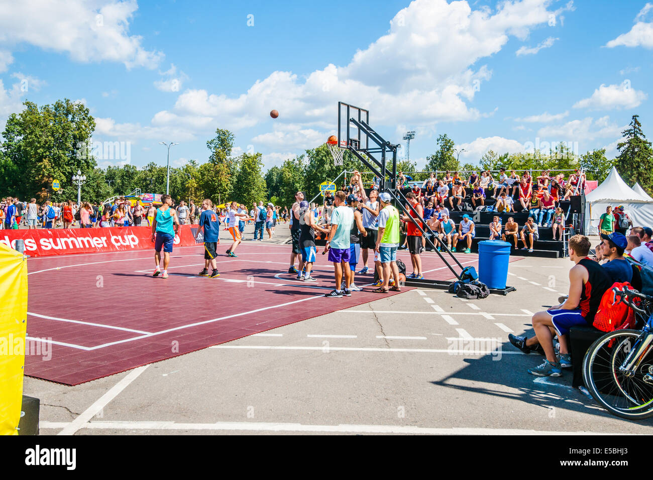 Moskau, Russland. 26. Juli 2014. Moskau City Spiele 2014 Sportfest fand an der Olympischen Sport komplexe Luzhniky in Moskau. Das Ziel der Veranstaltung ist nicht nur zur öffentlichen Unterhaltung aber Training Straße Übungen, Aufmerksamkeit des Menschen zum Sport, zum Beispiel und Errungenschaften in Extremsportarten zu demonstrieren, sowie aktiven und gesunden Lebensweise unter Jugendlichen und Senioren, gesunde und behinderte Menschen zu fördern. Street-Basketball-Bereich durch das Luschniki-Stadion. Bildnachweis: Alex Bilder/Alamy Live-Nachrichten Stockfoto