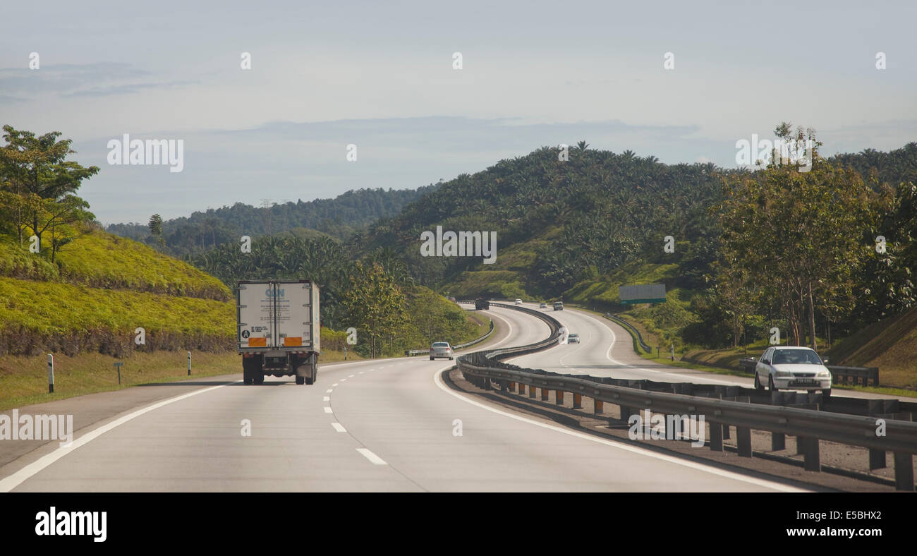 Malaysia, Nord, West-Autobahn, Kalksteinhügel im Hintergrund Stockfoto
