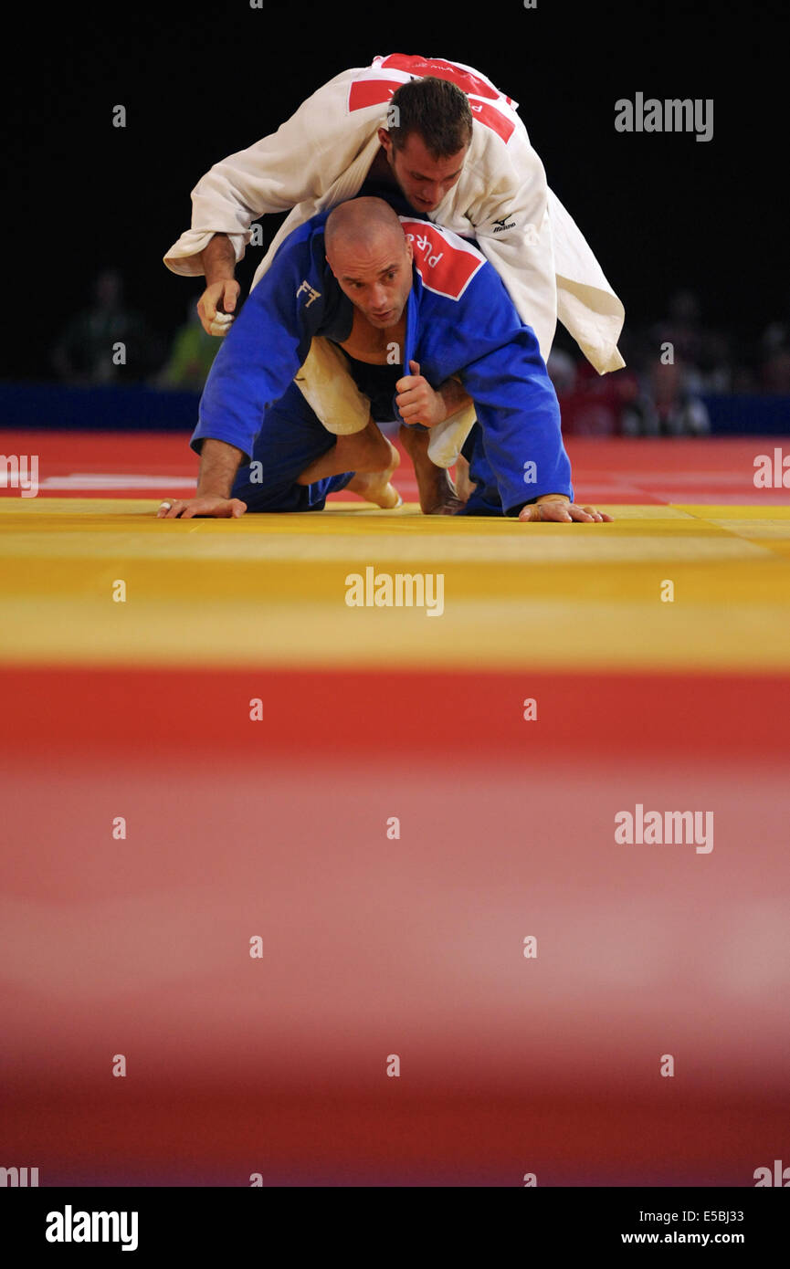 Glasgow, Vereinigtes Königreich. 26. Juli 2014. Dramatische Szenen als Matthew Purssey (SCO, blau) kämpft Zack Piontek (RSA, weiß) für die Position der Gold/Silber-Medaille bei der Herren-90 kg Judo-Finale der XX Commonwealth Games. Zack Piontek gewann das Gold so dass Matthew Purssey mit Silber. Bildnachweis: Michael Preston/Alamy Live-Nachrichten Stockfoto