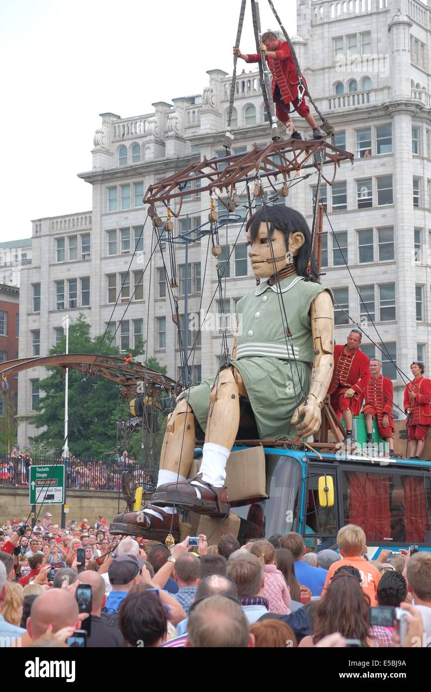 Liverpool, Vereinigtes Königreich. 26. Juli 2014. Little Giant Mädchen in der Nähe von Pier Head, Liverpool auf ihre geplante Spaziergang Zentrum von Liverpool. Hier auf einen Bus, der sie von oben auf sitzt übertragen werden. Die Riesen zurück nach Liverpool, in 2012, äußerst beliebt waren und sind die Schaffung von französischen Straße Theatergruppe "Royal de Luxe". Es ist Großmutter Giants UK premier. Die Riesen treten in "Erinnerungen an August 1914" Geschichten des Krieges Storie im Zusammenhang mit der 100 Jahre Jubiläum des Beginns der Weltkrieg I. Credit: Paul Quayle/Alamy Live News Stockfoto