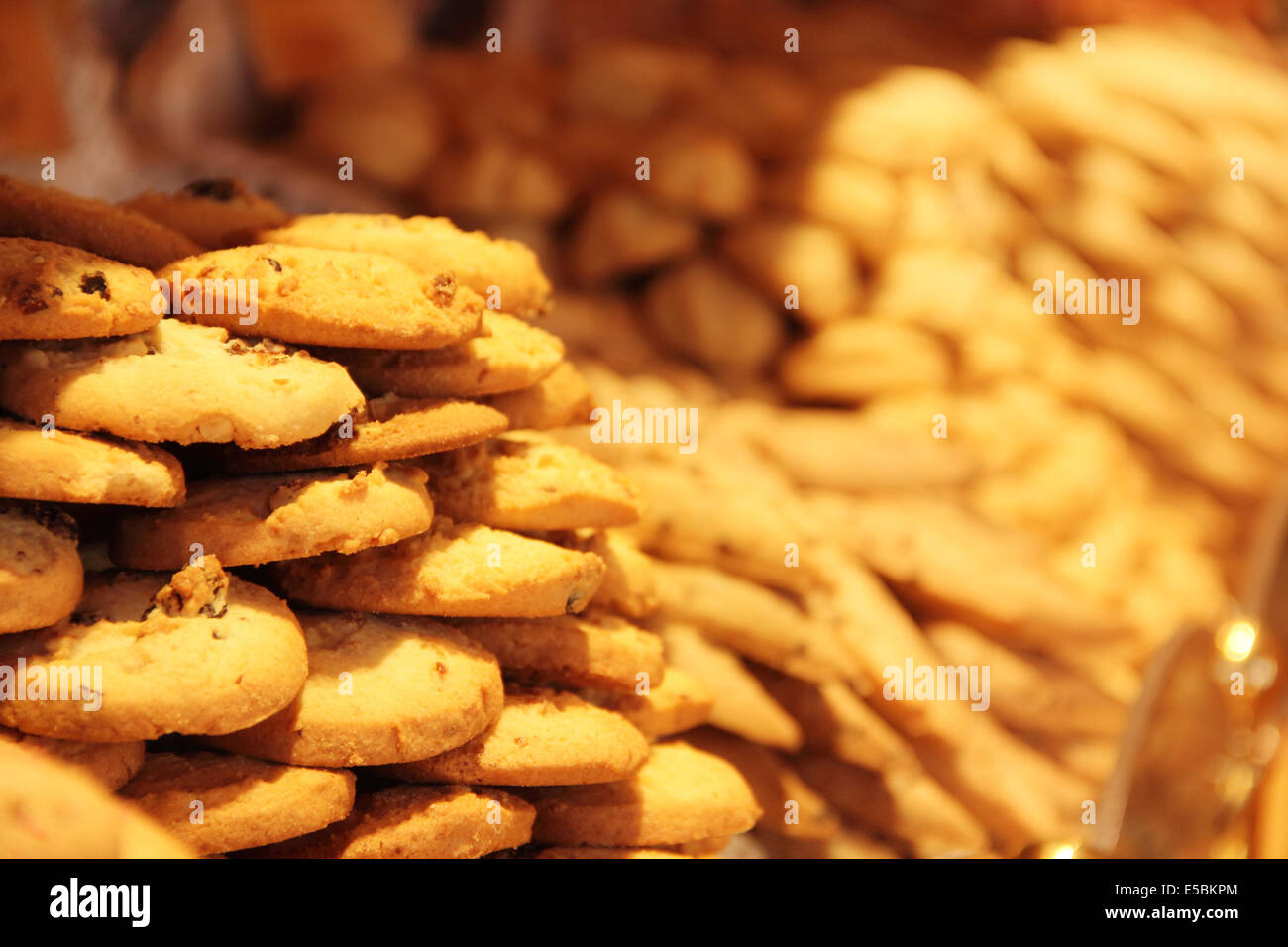 Frische Kekse in französische Konditorei zu verkaufen Stockfoto