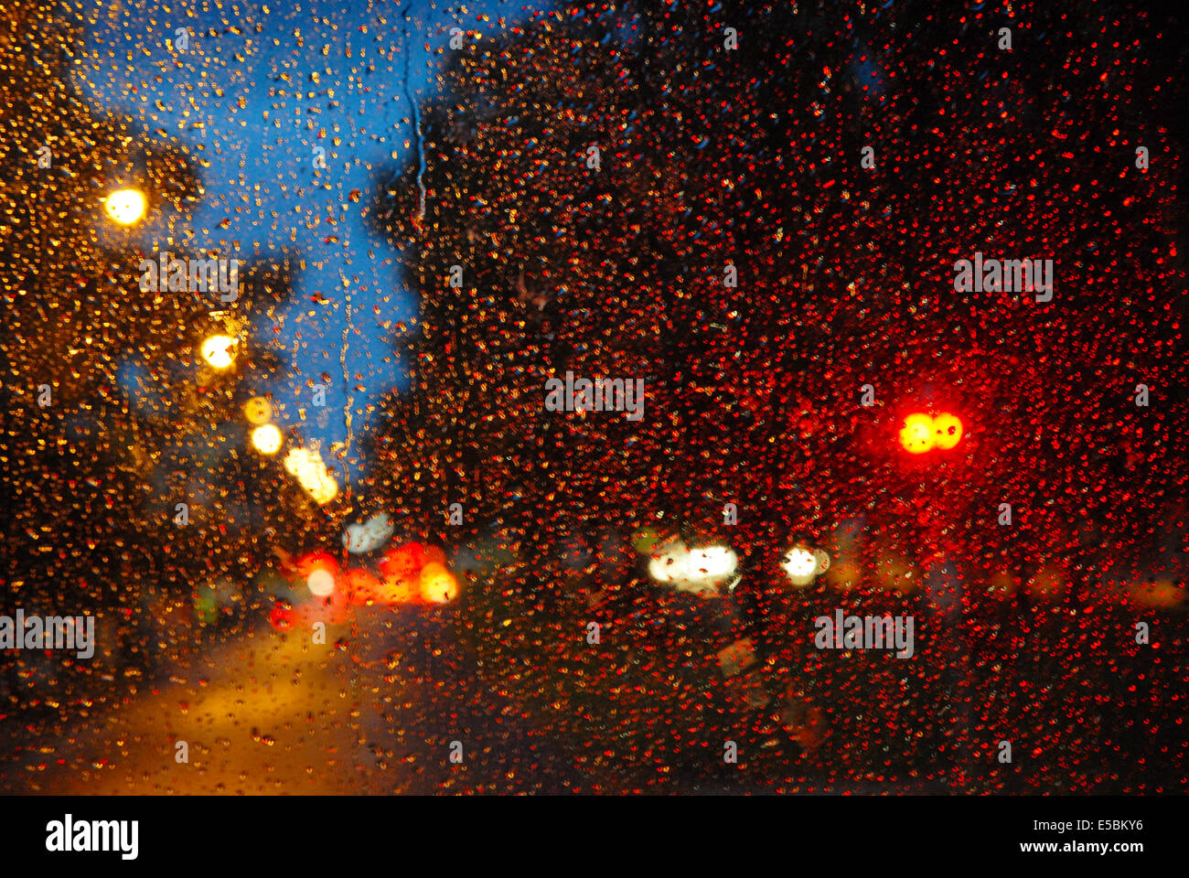 Straßenlaternen, gesehen durch ein Busfenster, Canberra, ACT, Australien. Stockfoto