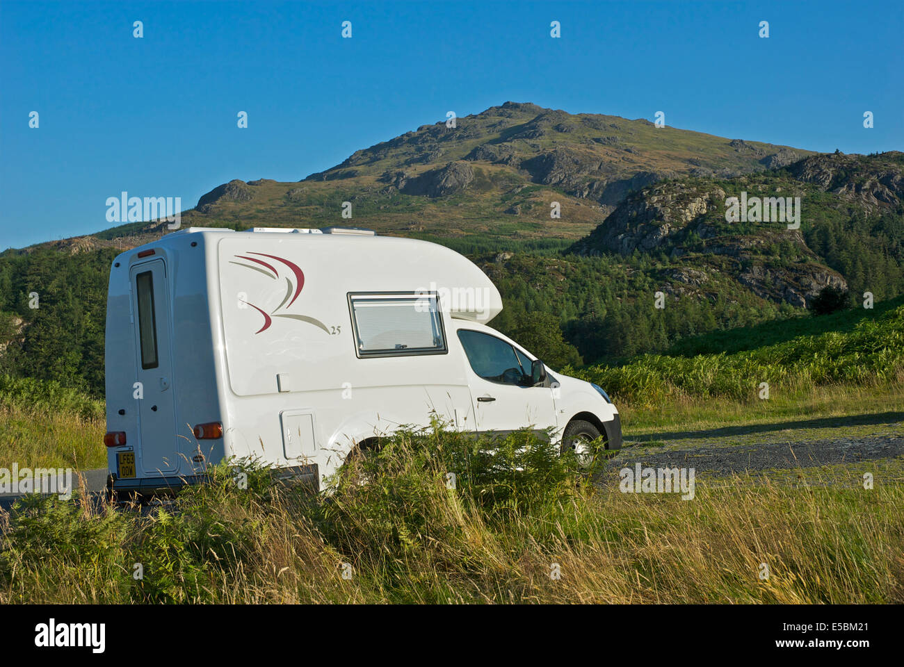 Romahome R25 geparkt in einer hügeligen Landschaft, Cockley Beck, Nationalpark Lake District, Cumbria, England UK Stockfoto