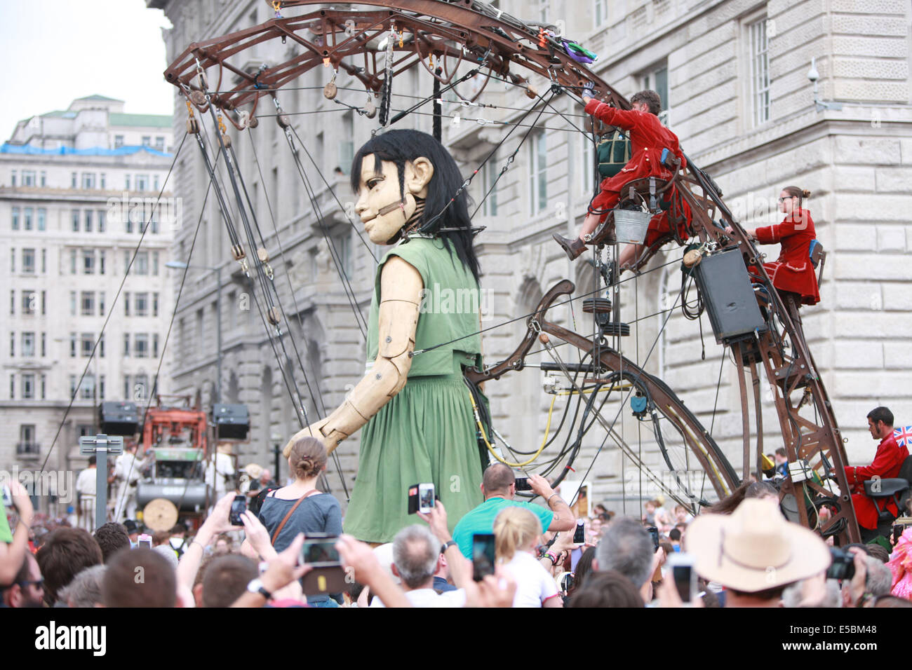 Liverpool, Vereinigtes Königreich. 26. Juli 2014. Kleine Mädchen Riese in der Nähe von Pier Head, Liverpool nach ihrem Zeitplan herumlaufen Zentrum von Liverpool. Die Riesen zurück nach Liverpool, in 2012, äußerst beliebt waren und sind die Schaffung von französischen Straße Theatergruppe "Royal de Luxe". Es ist Großmutter Giants UK premier. Die Riesen treten in "Erinnerungen an August 1914" Geschichten des Krieges Storie im Zusammenhang mit der 100 Jahre Jubiläum des Beginns der Weltkrieg I. Credit: Paul Quayle/Alamy Live News Stockfoto