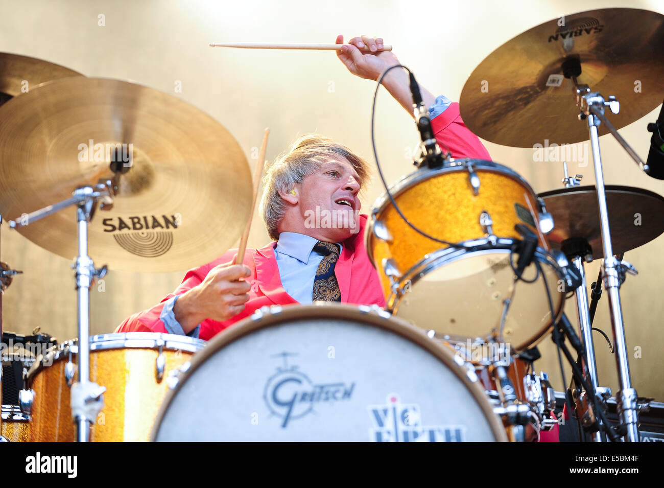 Lšrrach, Deutschland. 26. Juli 2014. Mario Goossens (Schlagzeug) von  belgischen Rockband Triggerfinger, gekleidet in einem rosa