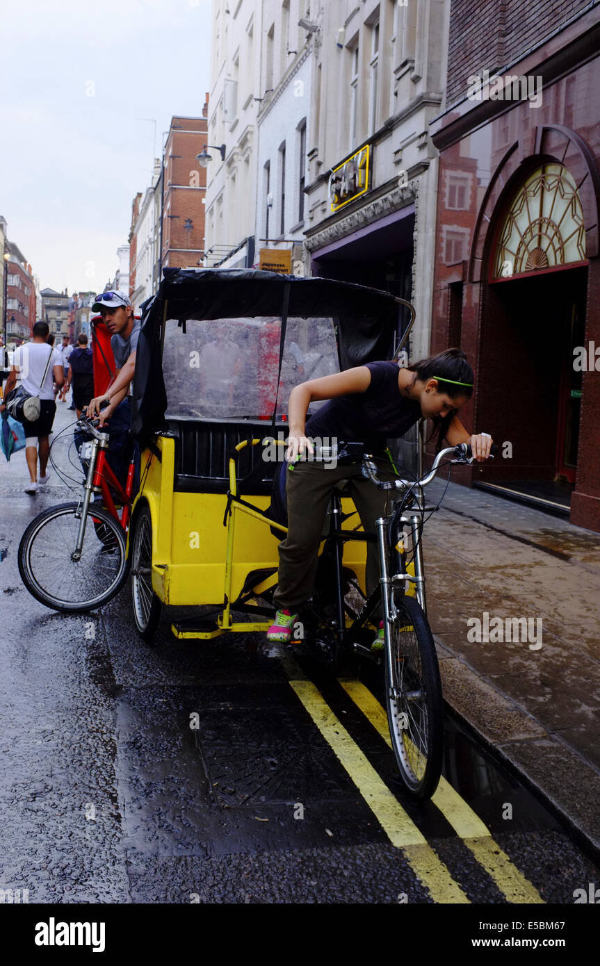 Frau-Rikscha-Fahrer in Soho, London Stockfoto