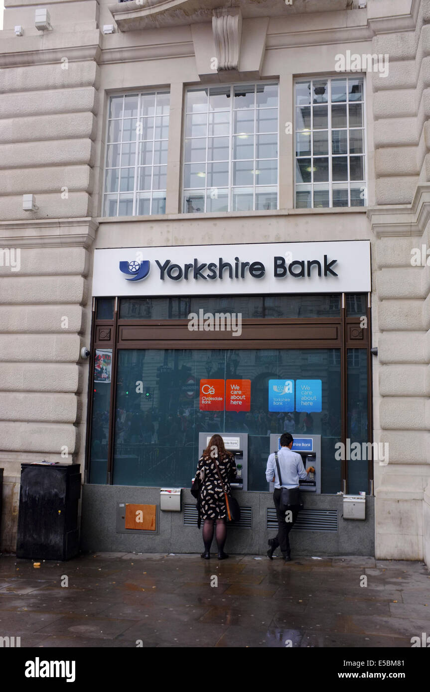 Yorkshire Bank mit Menschen an Geldautomaten in London Stockfoto